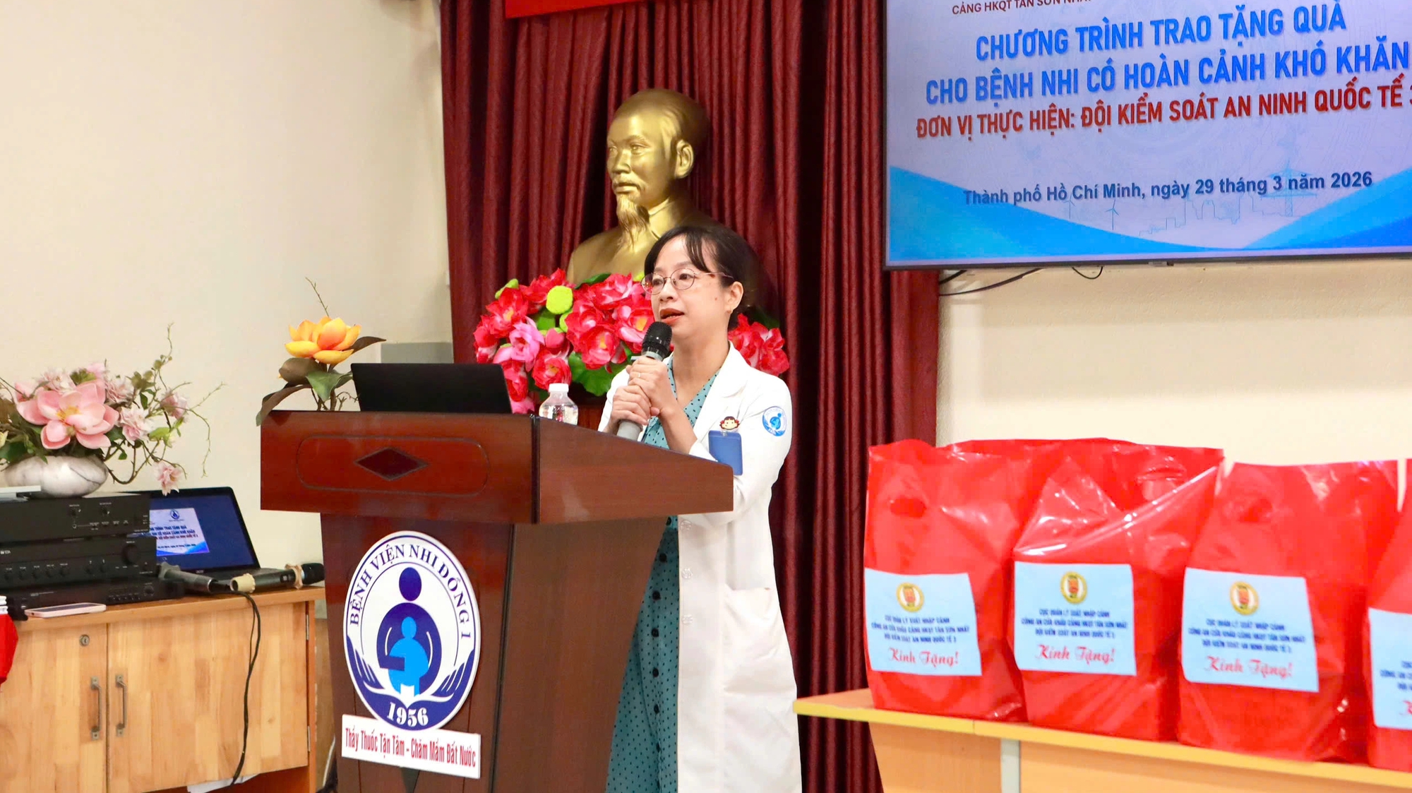 Bệnh nhi ung thư nhận quà từ Công an Tân Sơn Nhất: Tình người trong gian khó - Ảnh 8.