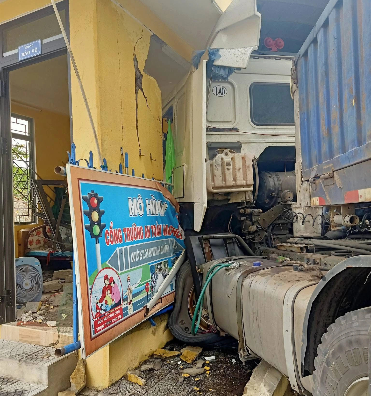 Xe đầu kéo tông tường rào, nhà bảo vệ trường mầm non trên đường Hồ Chí Minh - Ảnh 2.