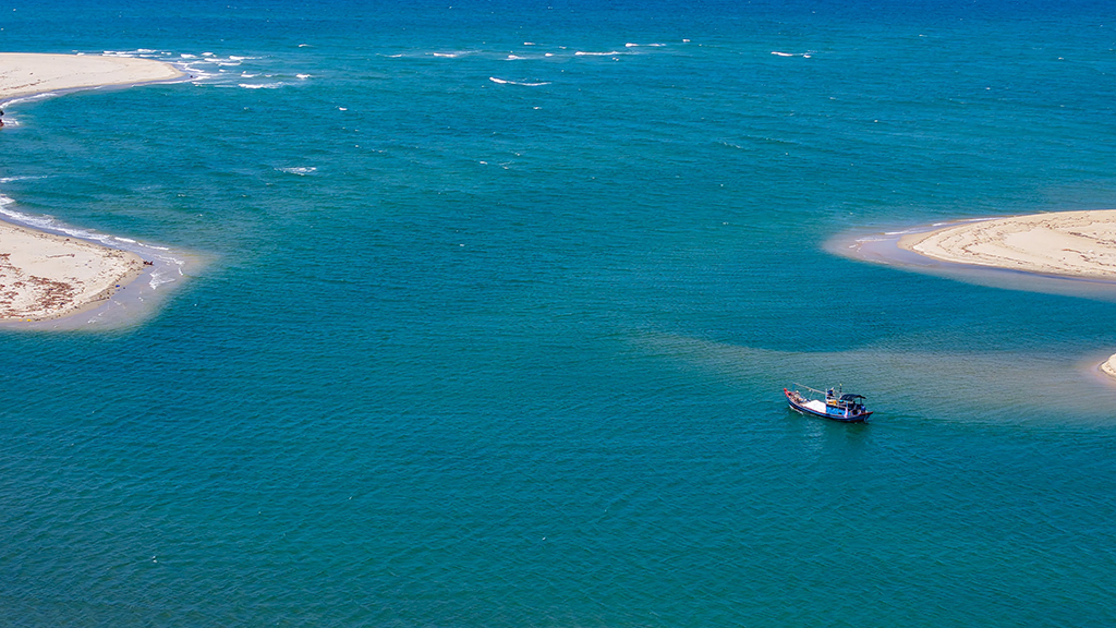 Cửa Lở bồi lấp, ngư dân 'mắc cạn' giữa mùa biển - Ảnh 1.