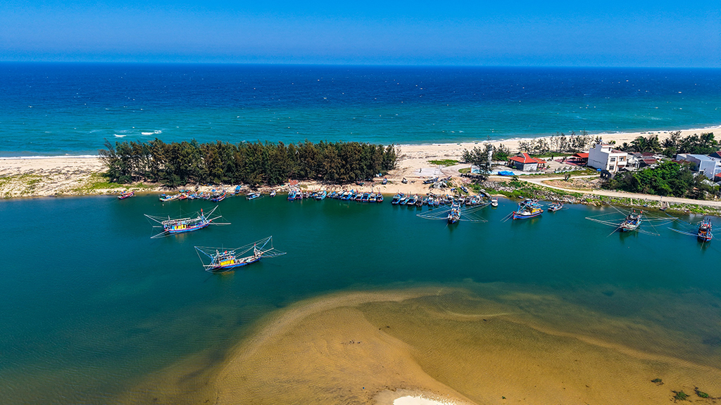 Cửa Lở bồi lấp, ngư dân 'mắc cạn' giữa mùa biển - Ảnh 4.