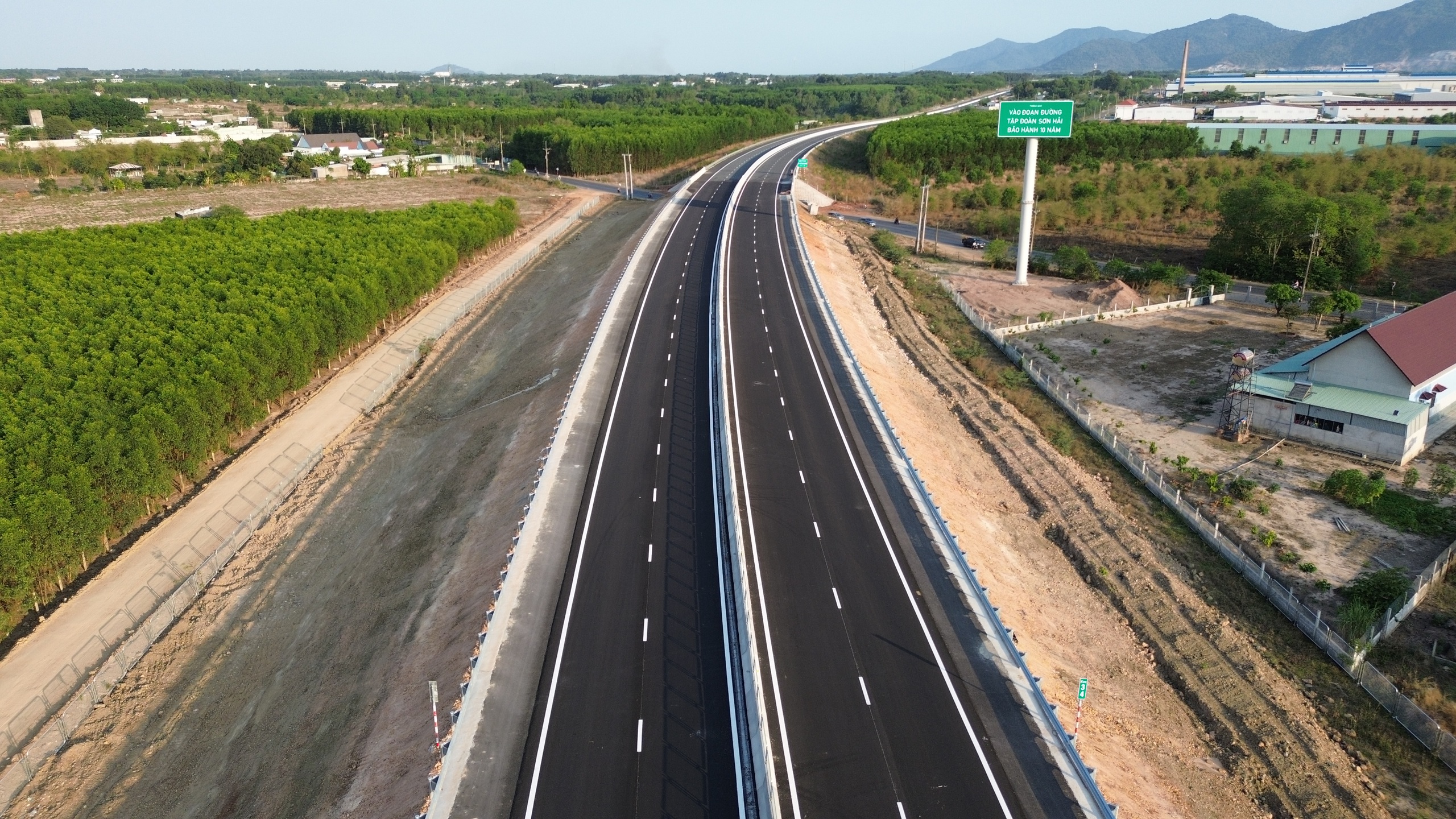 Vì sao cao tốc Biên Hòa - Vũng Tàu chưa kịp khai thác tạm trong tháng 3.2026?- Ảnh 1.