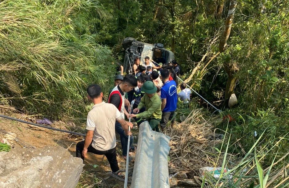 Vụ xe khách 29 chỗ lao xuống vực Tam Đảo: Nhiều nạn nhân chuyển về Bệnh viện Việt Đức- Ảnh 1.