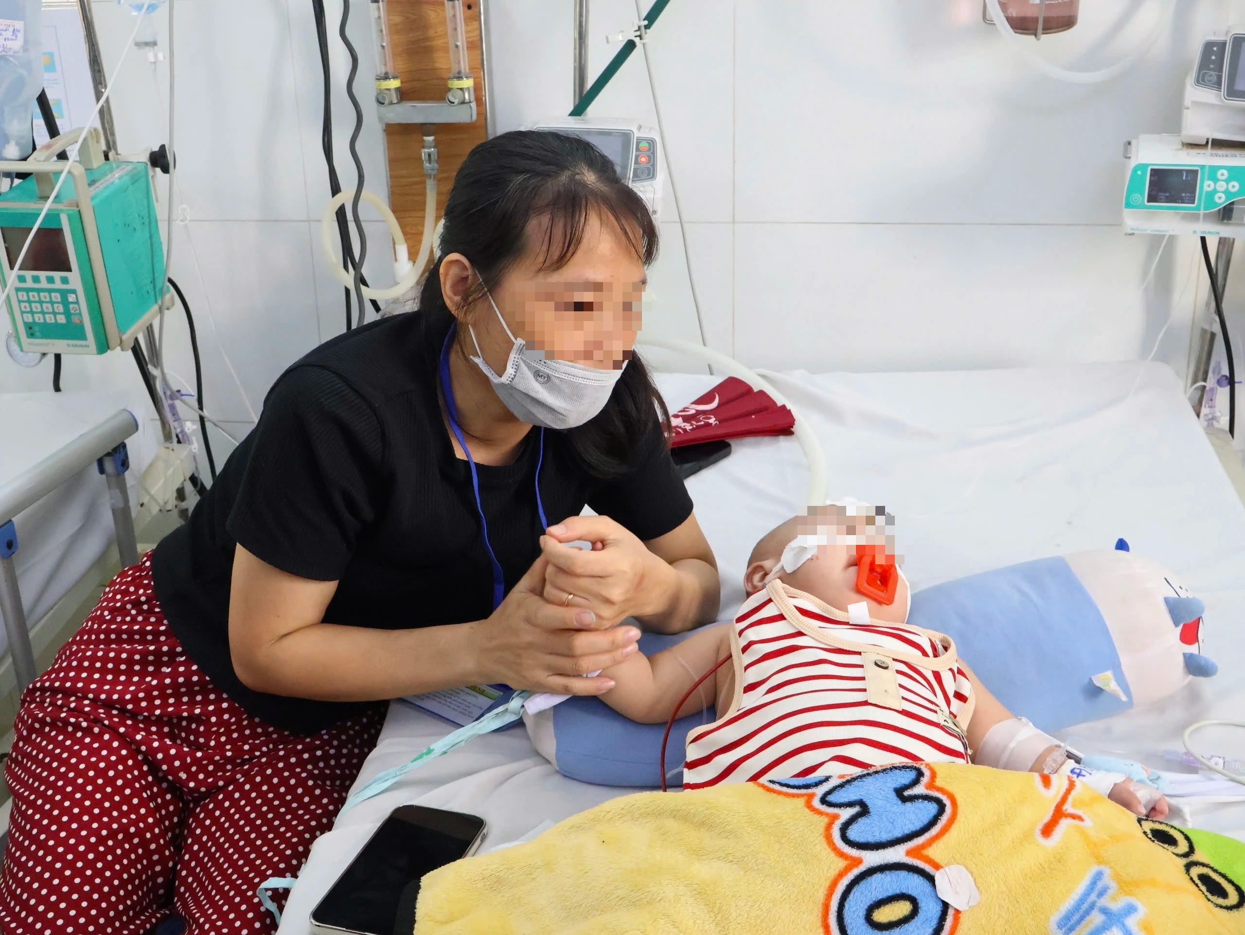 4 ca tay chân miệng tử vong, Thứ trưởng Bộ Y tế vào TP.HCM ngăn 'dịch chồng dịch' - Ảnh 1.