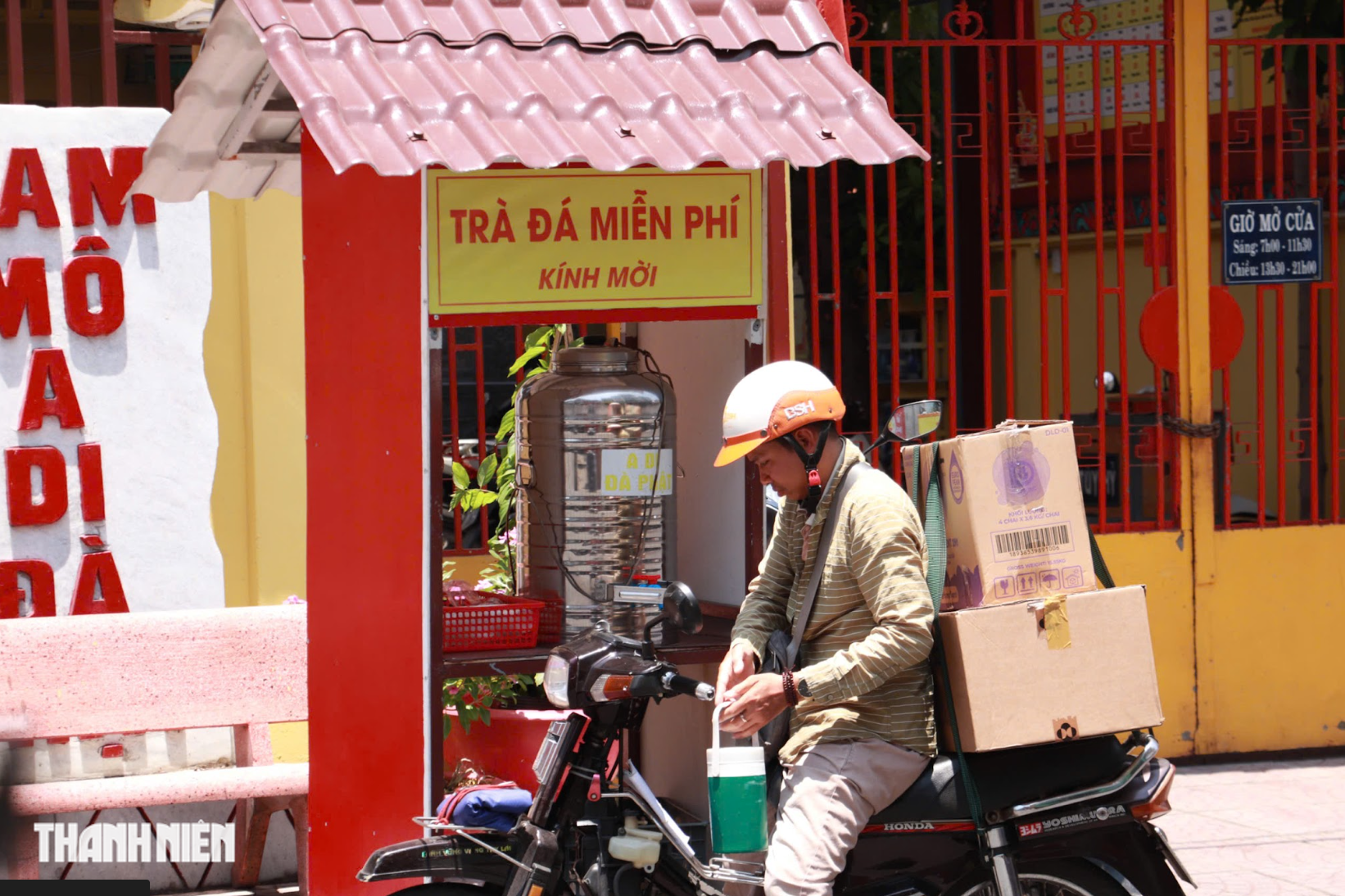 Nắng n&oacute;ng gay gắt ở TP.HCM: Những b&igrave;nh nước 0 đồng l&agrave;m dịu m&aacute;t người đi đường - Ảnh 1.