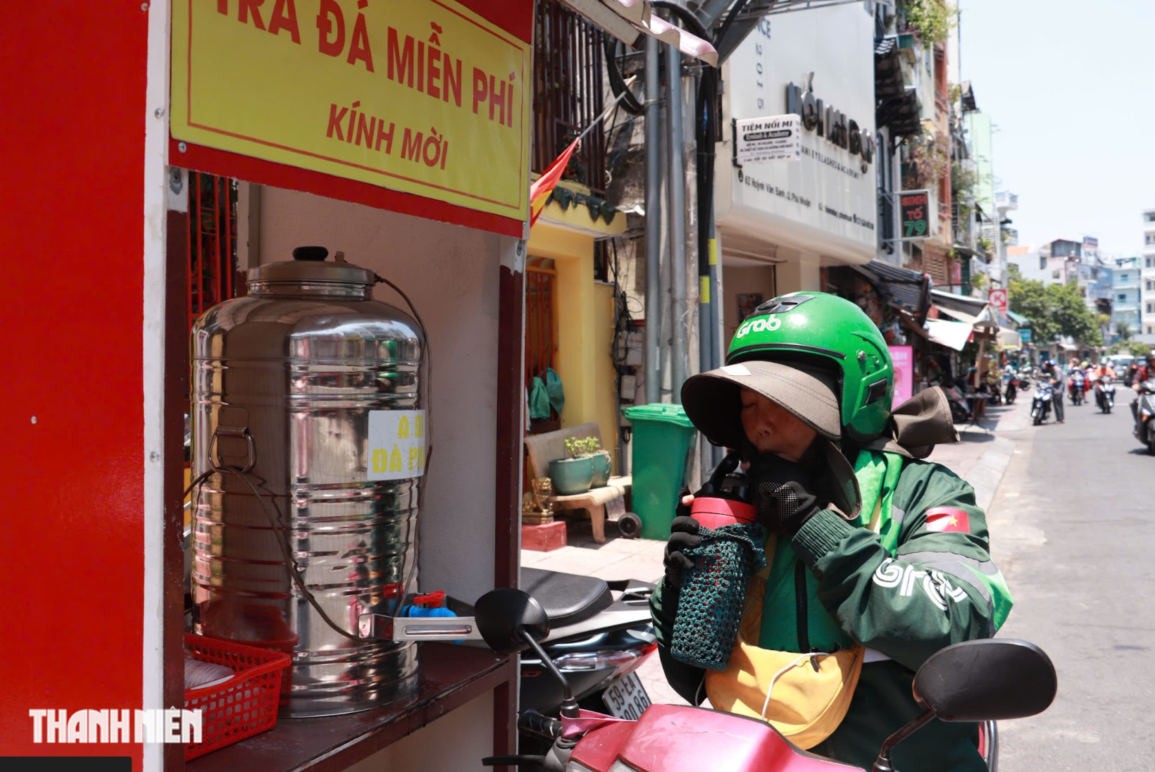 Nắng n&oacute;ng gay gắt ở TP.HCM: Những b&igrave;nh nước 0 đồng l&agrave;m dịu m&aacute;t người đi đường - Ảnh 2.