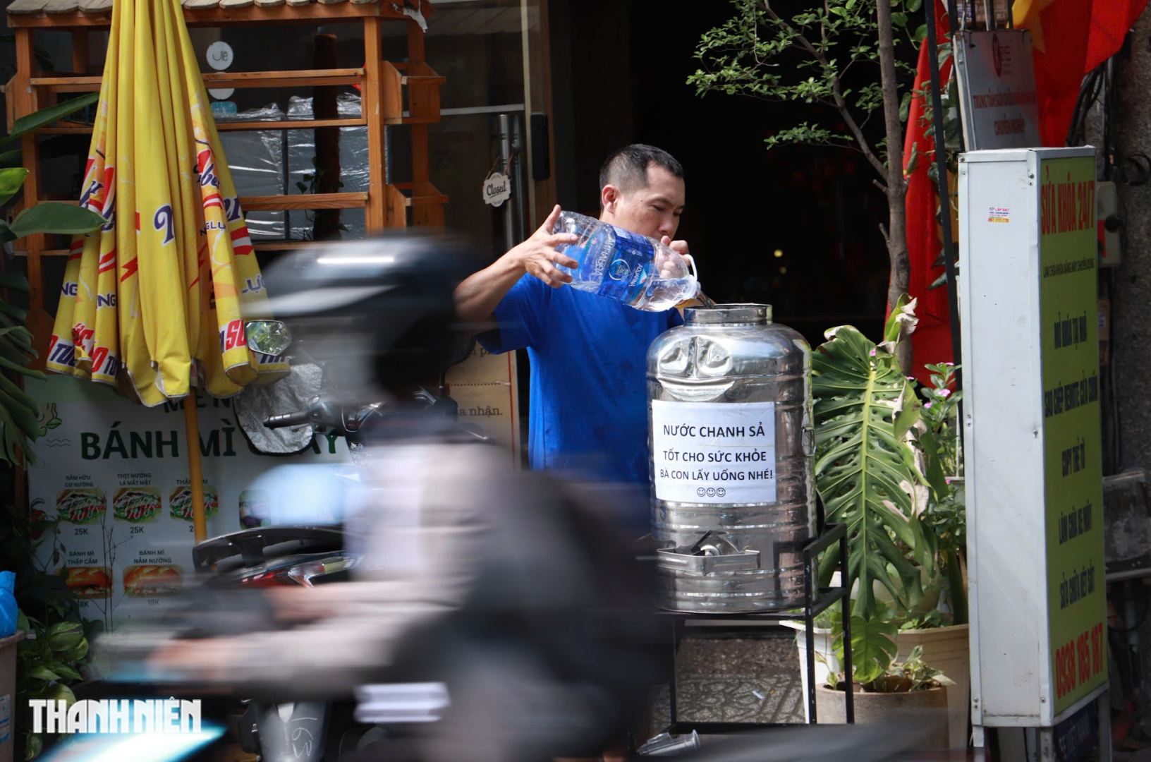 Nắng n&oacute;ng gay gắt ở TP.HCM: Những b&igrave;nh nước 0 đồng l&agrave;m dịu m&aacute;t người đi đường - Ảnh 8.