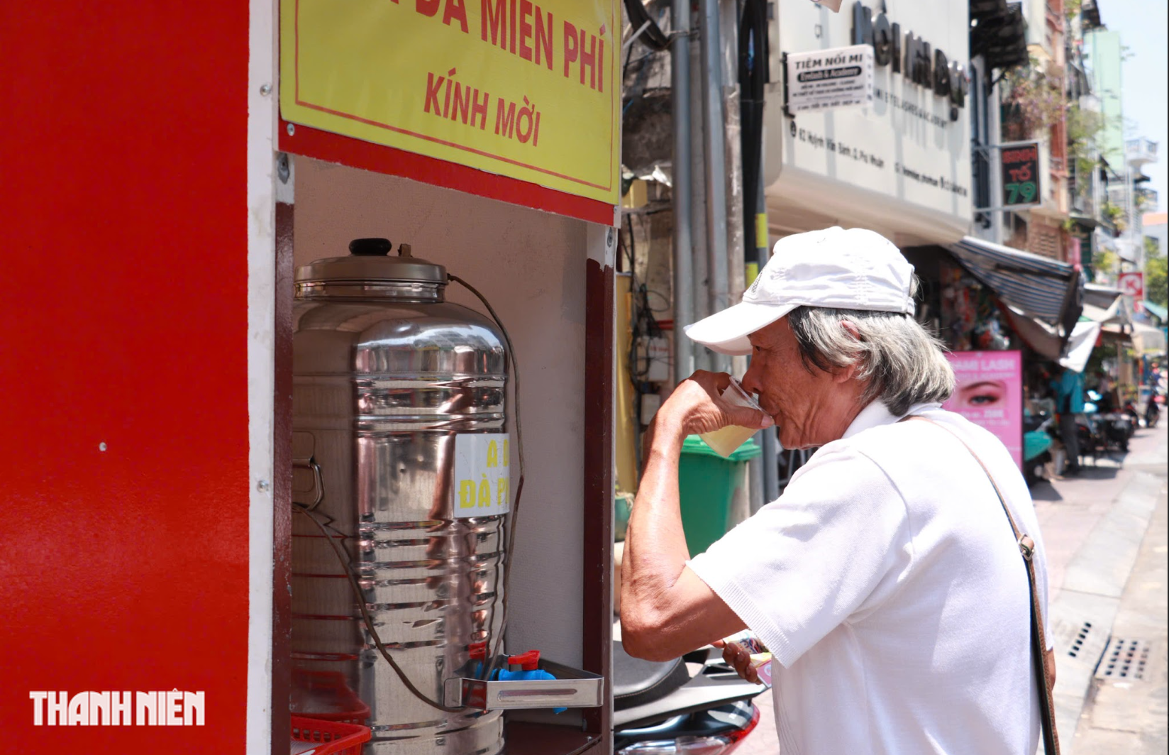 Nắng n&oacute;ng gay gắt ở TP.HCM: Những b&igrave;nh nước 0 đồng l&agrave;m dịu m&aacute;t người đi đường - Ảnh 5.