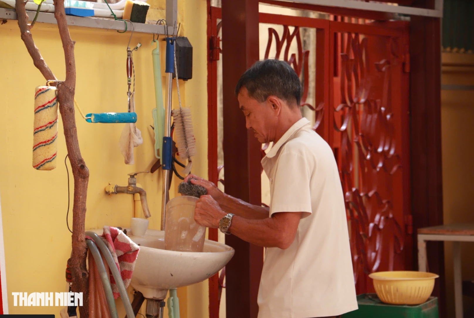 Nắng n&oacute;ng gay gắt ở TP.HCM: Những b&igrave;nh nước 0 đồng l&agrave;m dịu m&aacute;t người đi đường - Ảnh 4.