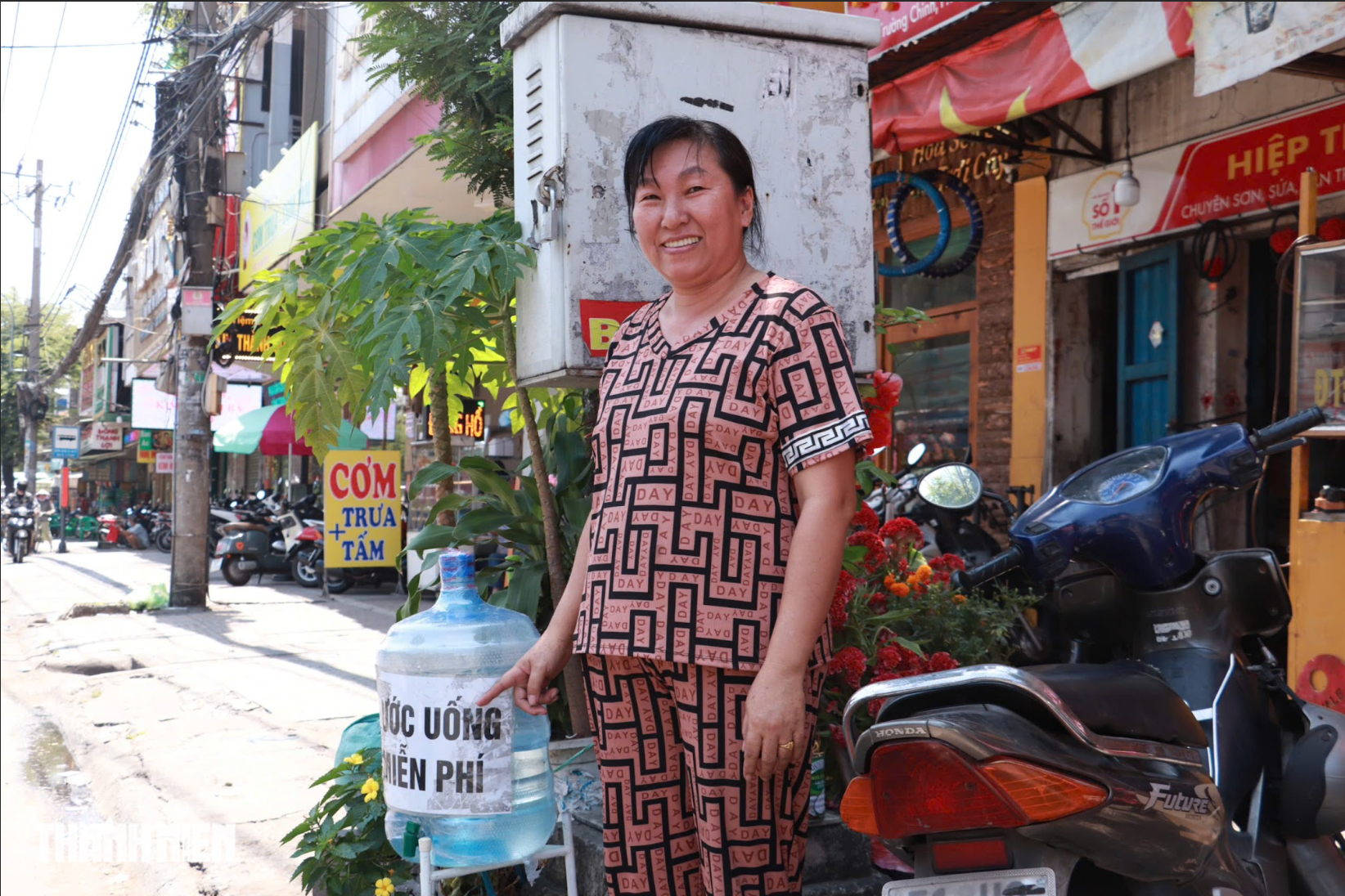 Nắng n&oacute;ng gay gắt ở TP.HCM: Những b&igrave;nh nước 0 đồng l&agrave;m dịu m&aacute;t người đi đường - Ảnh 7.