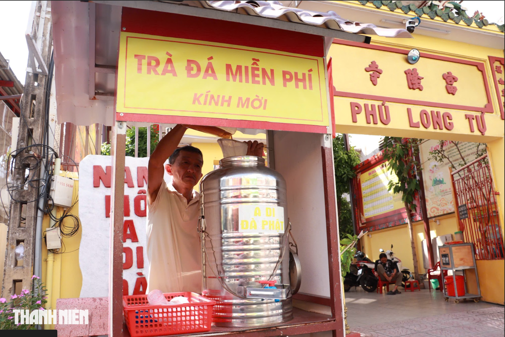 Nắng n&oacute;ng gay gắt ở TP.HCM: Những b&igrave;nh nước 0 đồng l&agrave;m dịu m&aacute;t người đi đường - Ảnh 3.