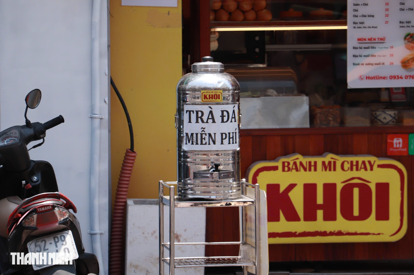 Nắng n&oacute;ng gay gắt ở TP.HCM: Những b&igrave;nh nước 0 đồng l&agrave;m dịu m&aacute;t người đi đường - Ảnh 6.