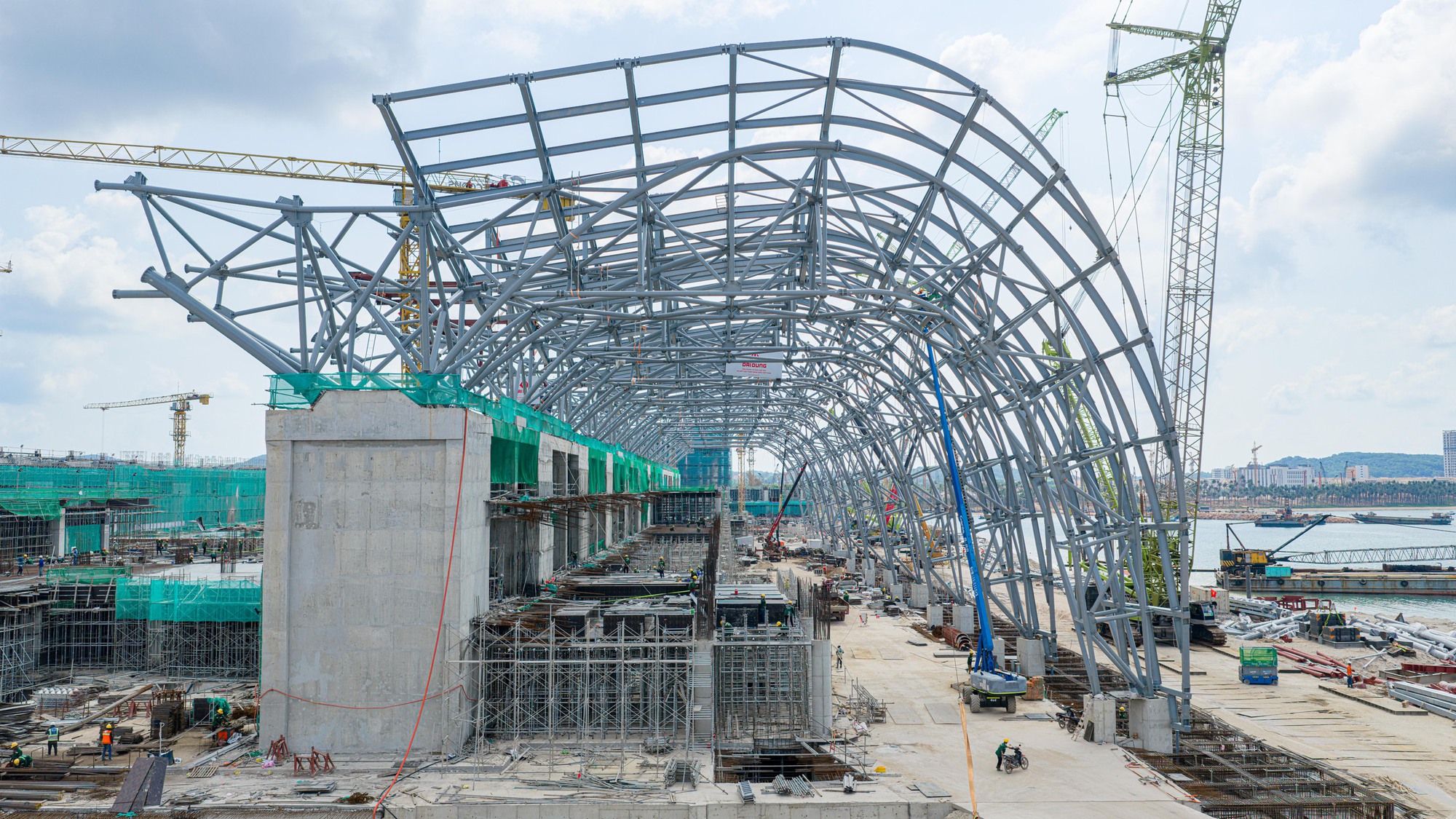 Đại c&ocirc;ng trường phục vụ APEC 2027 vẫn 'vừa chạy vừa chờ'- Ảnh 1.