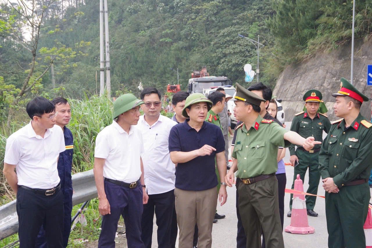 Vụ xe khách 29 chỗ lao xuống vực Tam Đảo: Nhiều nạn nhân chuyển về Bệnh viện Việt Đức- Ảnh 3.