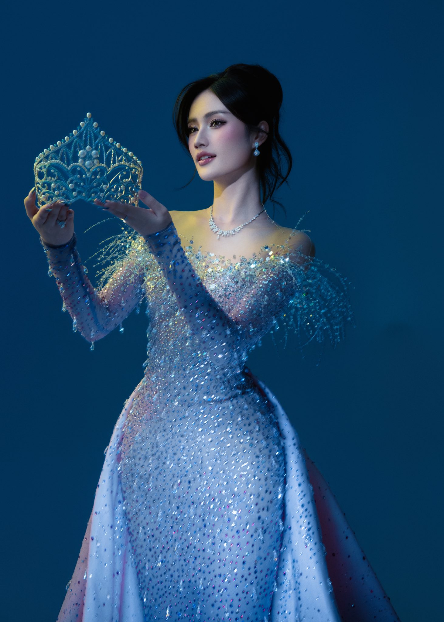 Cuộc sống của Hoa hậu Ý Nhi trước khi kết thúc nhiệm kỳ - Ảnh 1.