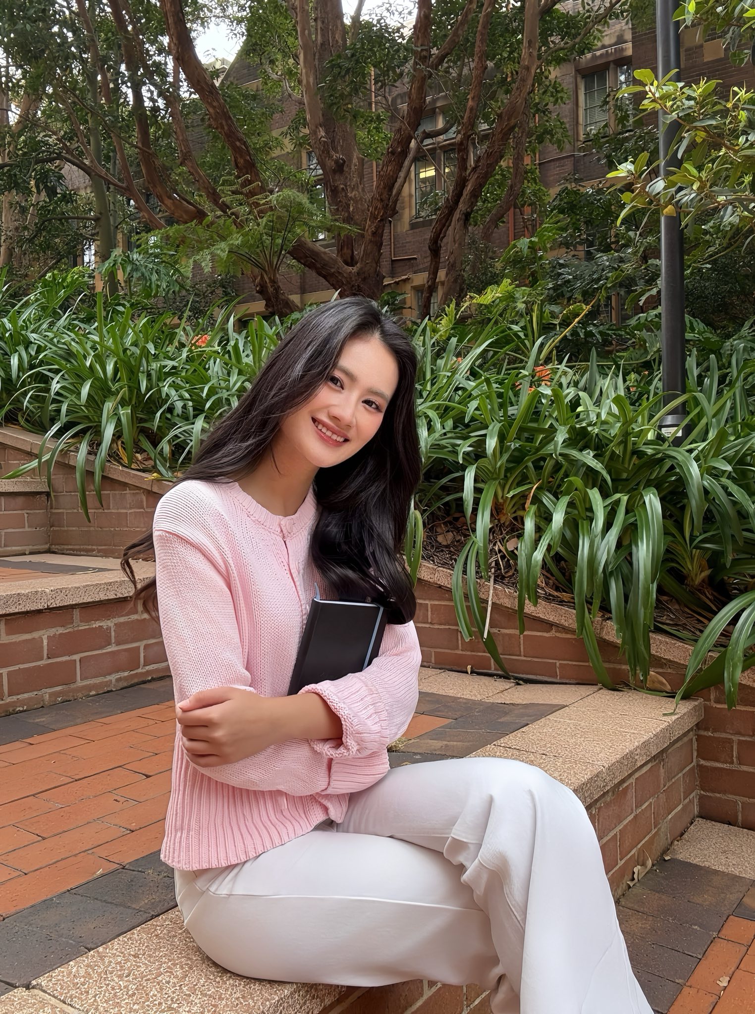 Cuộc sống của Hoa hậu Ý Nhi trước khi kết thúc nhiệm kỳ - Ảnh 2.