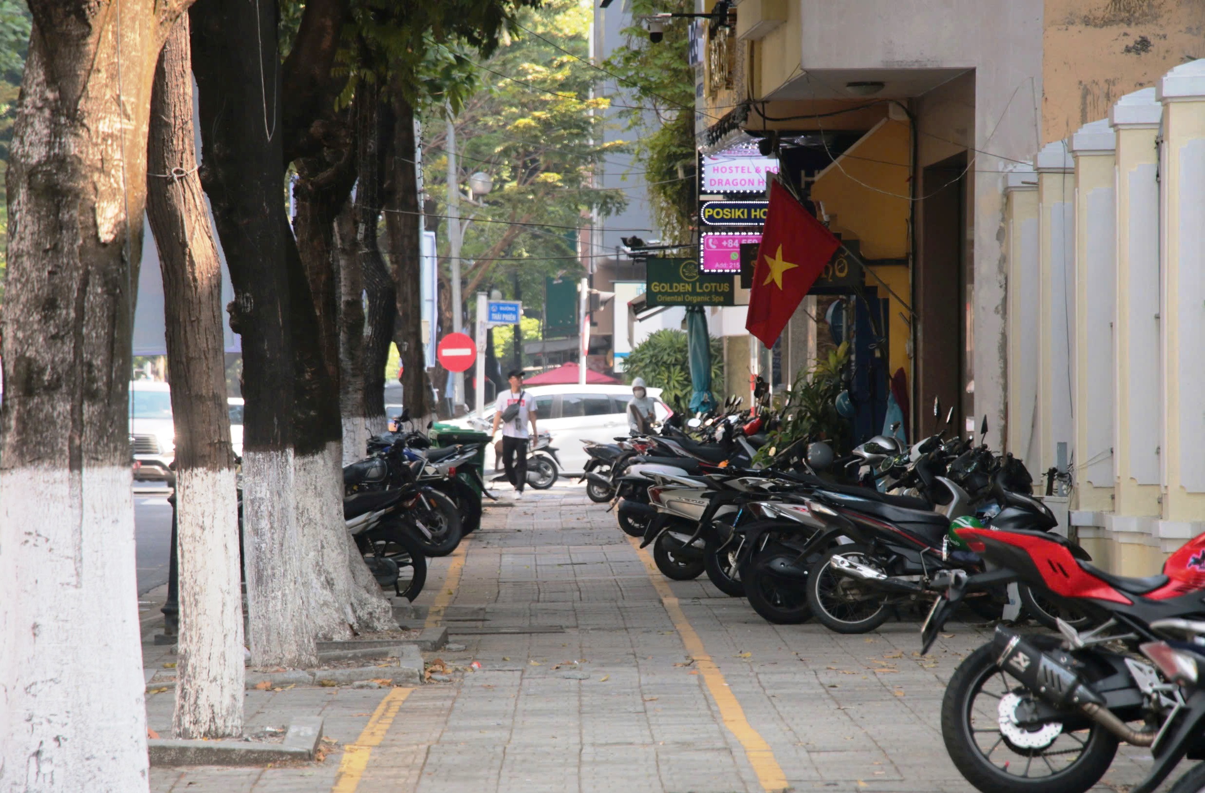 Vỉa h&egrave; Đ&agrave; Nẵng 'lột x&aacute;c', người d&acirc;n đồng thuận, du kh&aacute;ch ấn tượng- Ảnh 2.