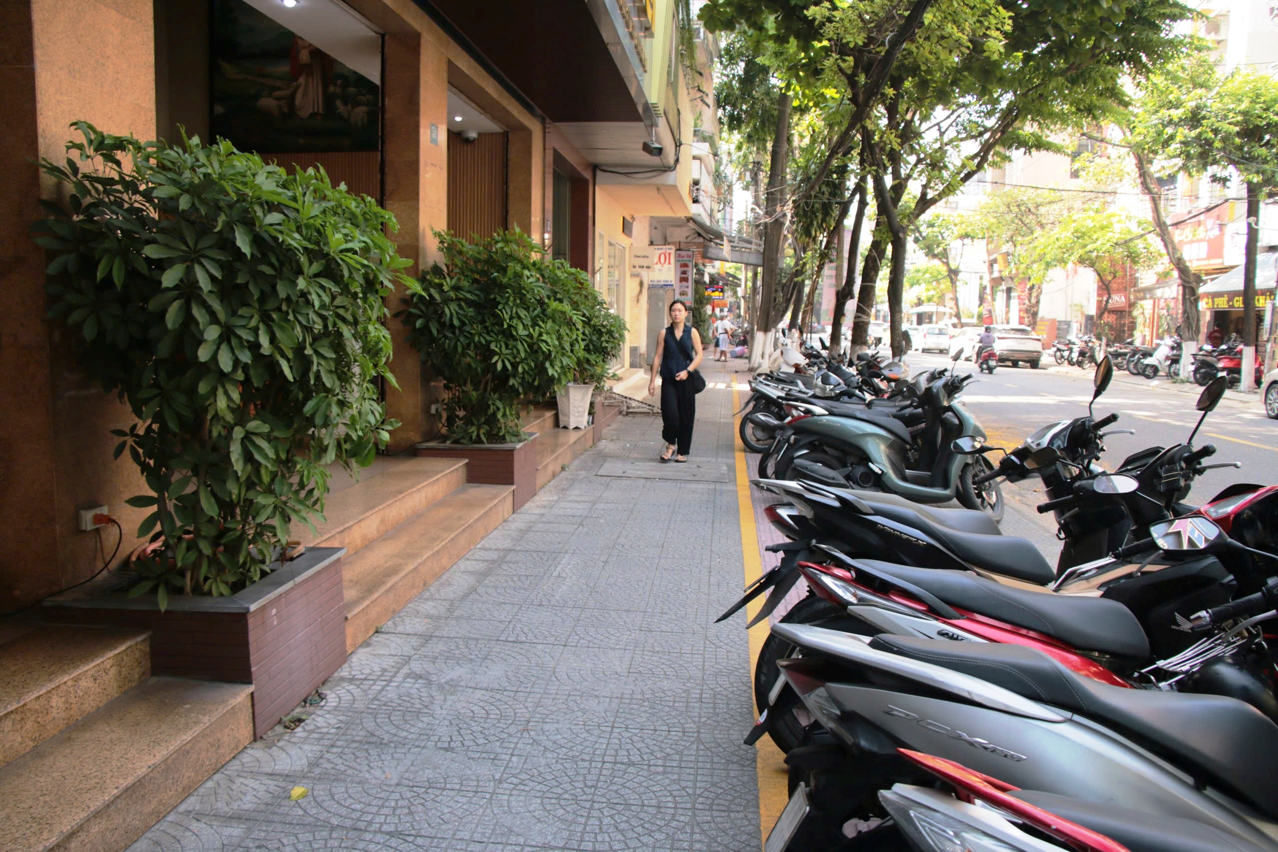 Vỉa h&egrave; Đ&agrave; Nẵng 'lột x&aacute;c', người d&acirc;n đồng thuận, du kh&aacute;ch ấn tượng- Ảnh 1.