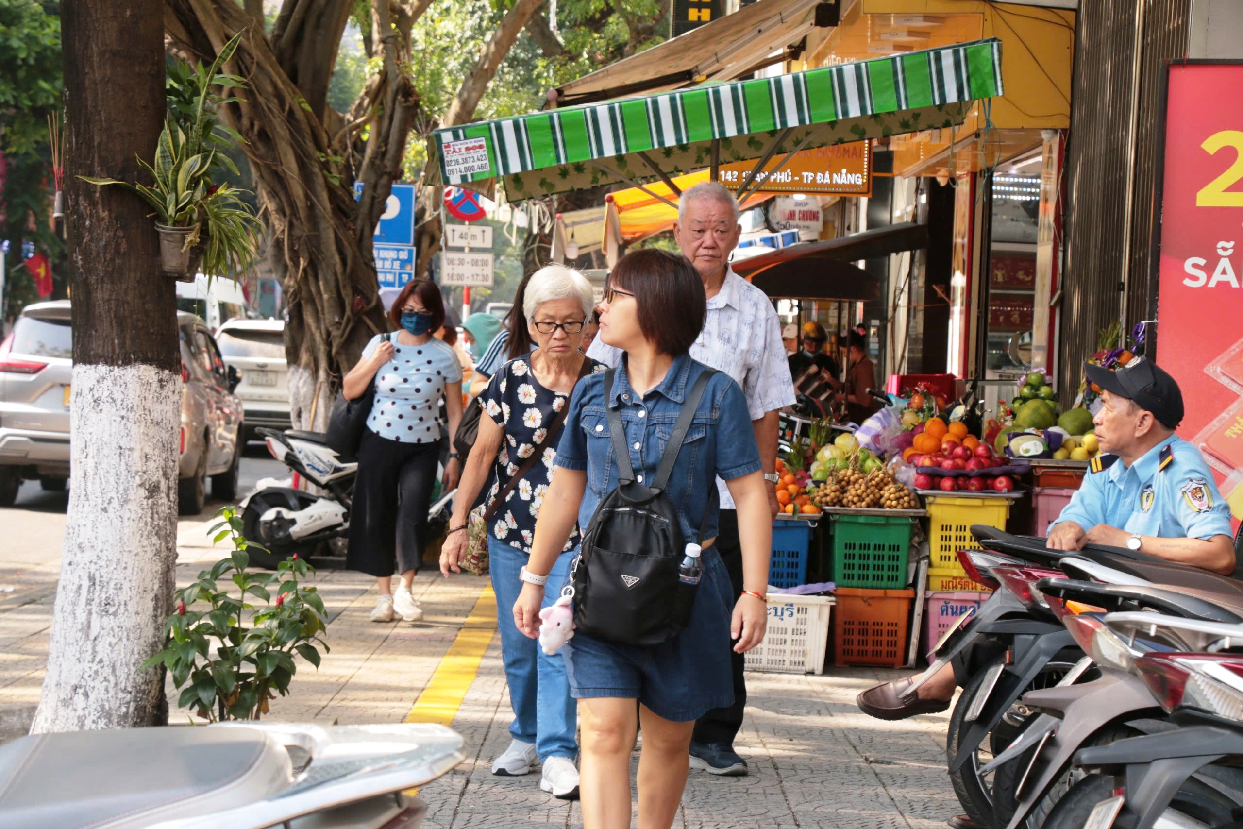 Vỉa h&egrave; Đ&agrave; Nẵng 'lột x&aacute;c', người d&acirc;n đồng thuận, du kh&aacute;ch ấn tượng- Ảnh 7.
