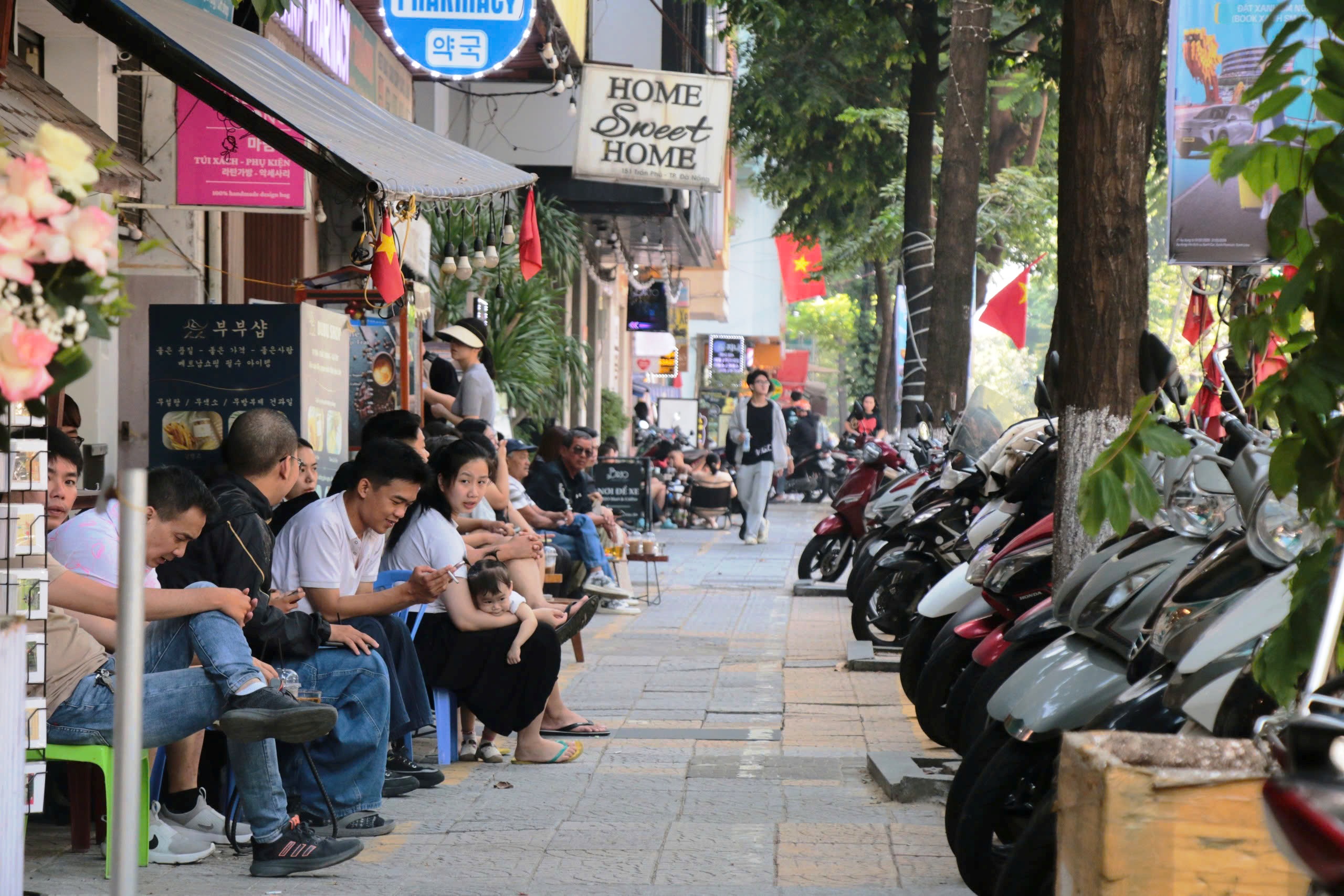 Vỉa h&egrave; Đ&agrave; Nẵng 'lột x&aacute;c', người d&acirc;n đồng thuận, du kh&aacute;ch ấn tượng- Ảnh 6.