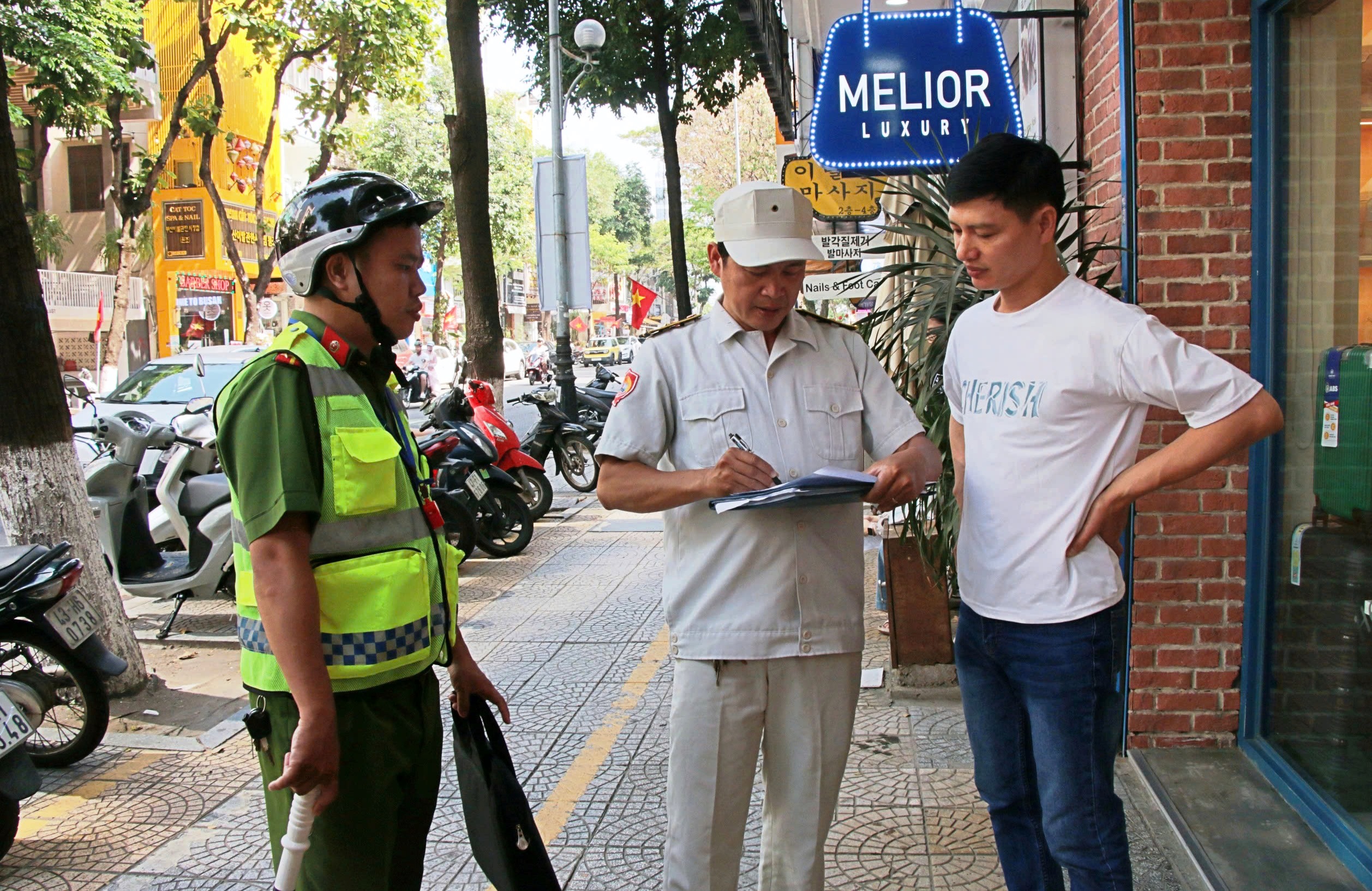 Vỉa h&egrave; Đ&agrave; Nẵng 'lột x&aacute;c', người d&acirc;n đồng thuận, du kh&aacute;ch ấn tượng- Ảnh 4.