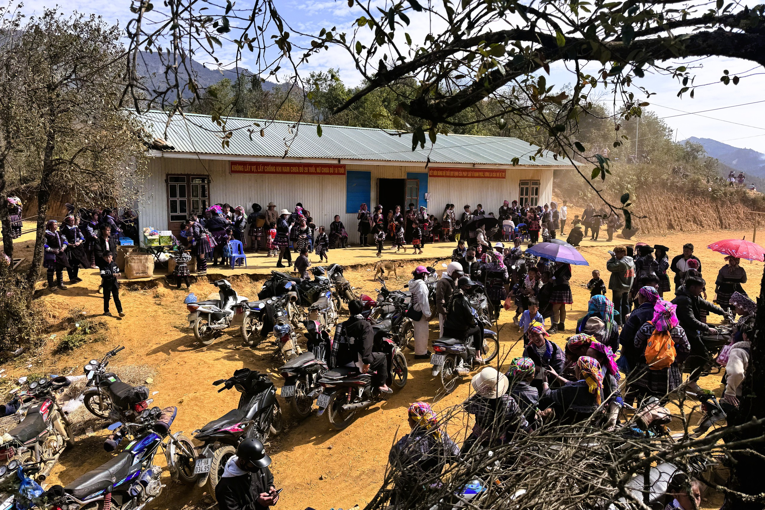 Xứ sở hoa đào Lùng Cúng ở Lào Cai mong mỏi một con đường- Ảnh 15. Xứ sở hoa đào Lùng Cúng ở Lào Cai mong mỏi một con đường- Ảnh 15.