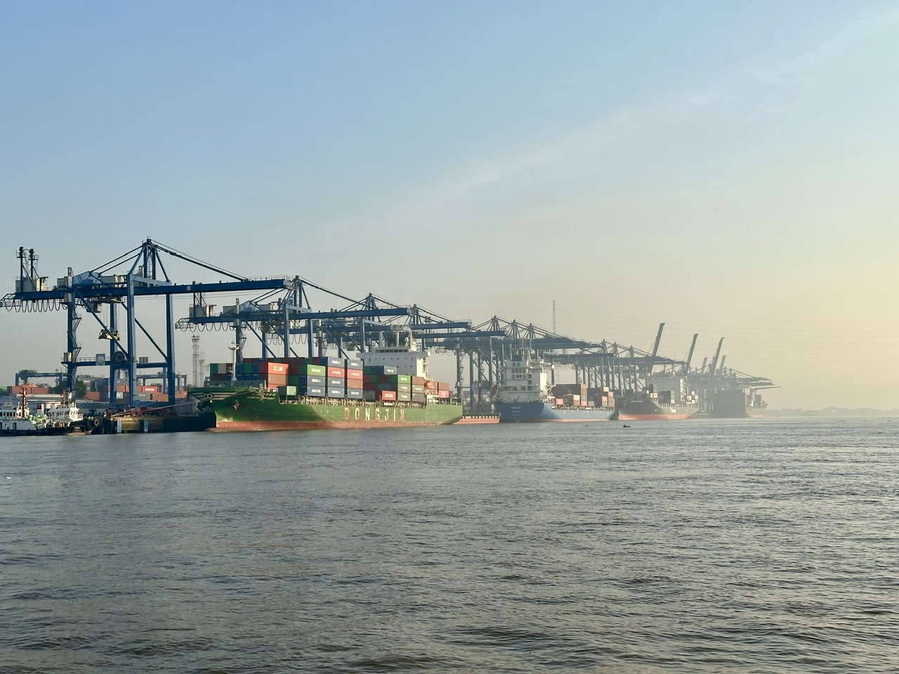 Cước tàu biển tăng thêm 4.000 USD, nhiều tuyến tạm ngưng- Ảnh 1. Cước tàu biển tăng thêm 4.000 USD, nhiều tuyến tạm ngưng- Ảnh 1.