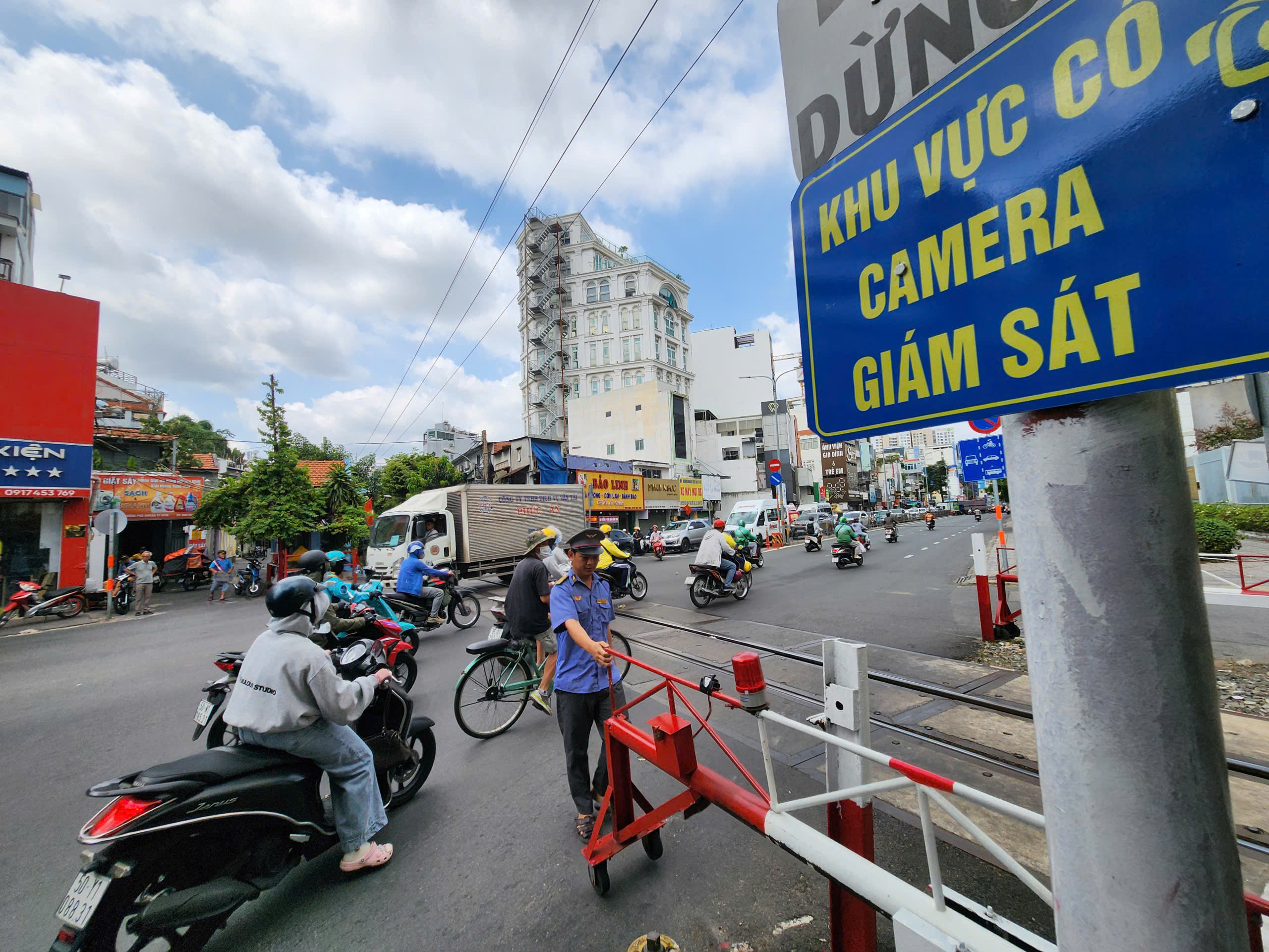 Bị CSGT TP.HCM thổi phạt, nhiều người ngỡ ng&agrave;ng mới biết m&igrave;nh... vi phạm - Ảnh 3.