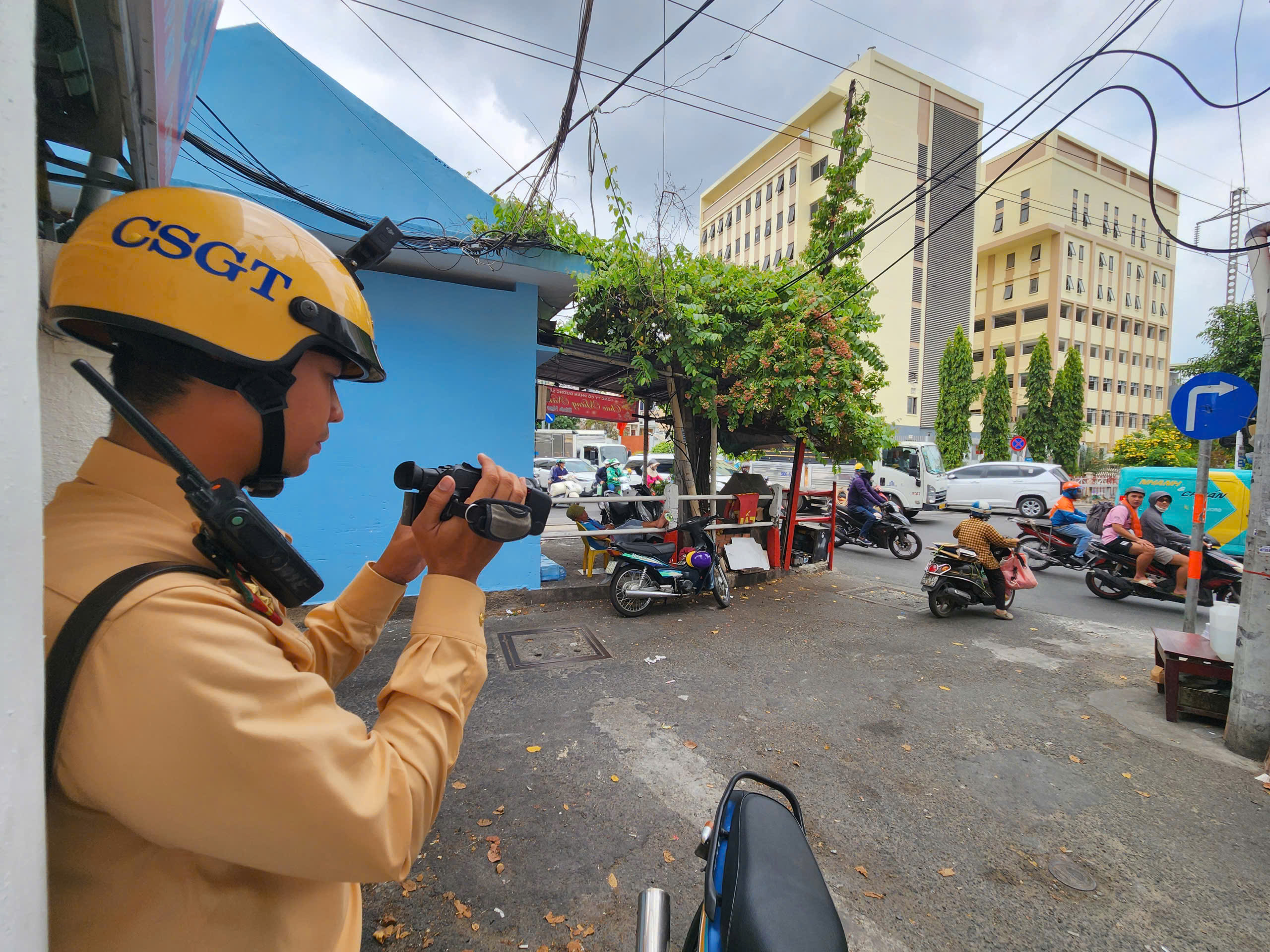 Bị CSGT TP.HCM thổi phạt, nhiều người ngỡ ng&agrave;ng mới biết m&igrave;nh... vi phạm - Ảnh 7.