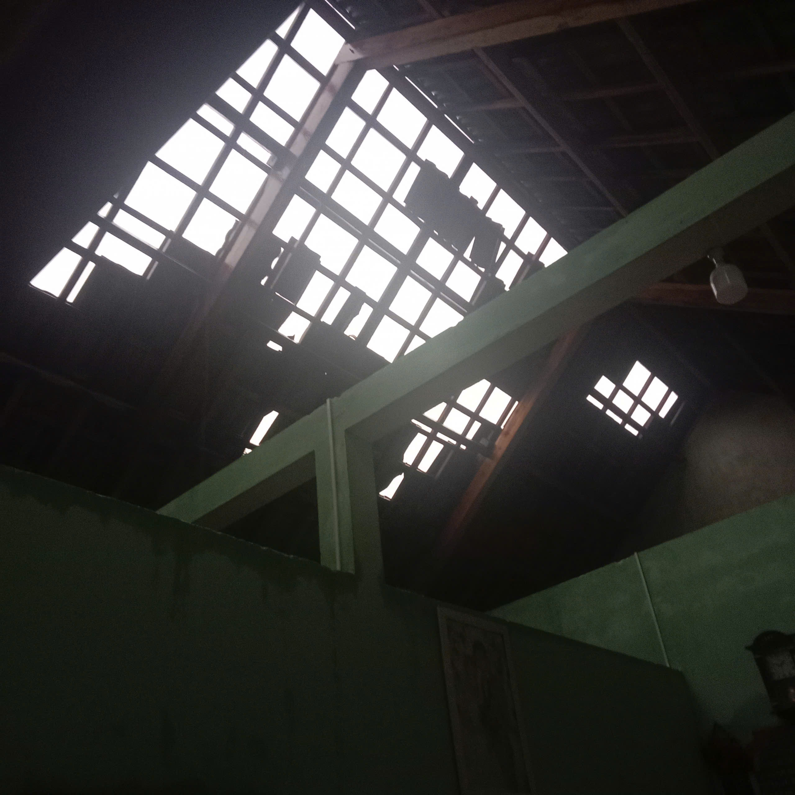 Lốc xoáy quét qua xã miền núi Quảng Ngãi, hơn 100 căn nhà bị hư hại- Ảnh 3.