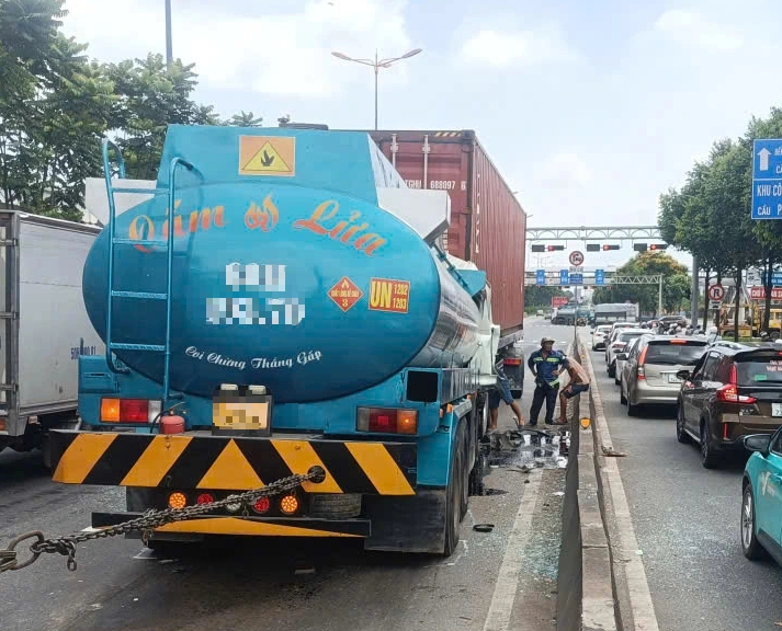 TP.HCM: Xa lộ Hà Nội ùn ứ hơn 1km vì xe bồn tông xe container- Ảnh 1.