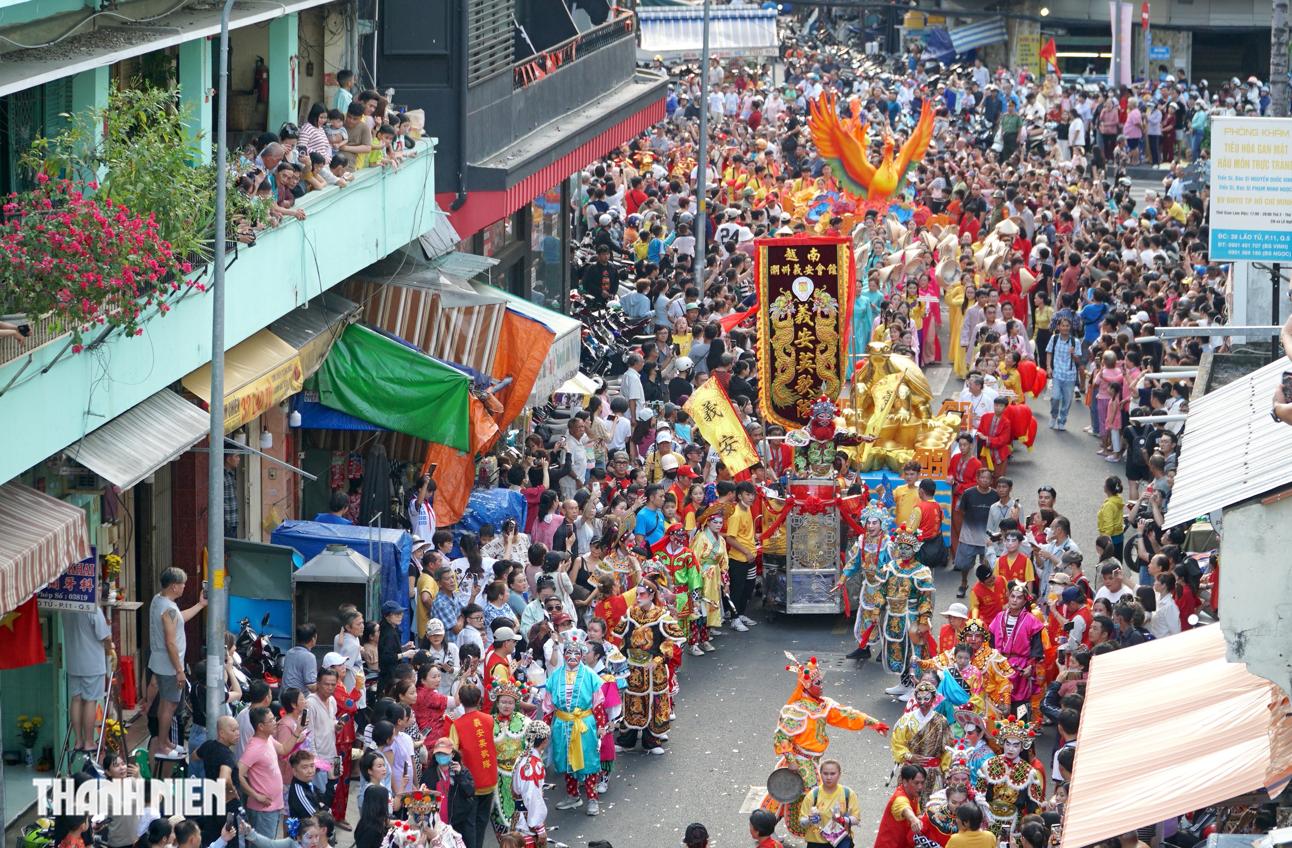 Rằm tháng giêng: ‘Biển người’ chen chân trong lễ diễu hành Tết Nguyên tiêu ở Chợ Lớn - Ảnh 7.