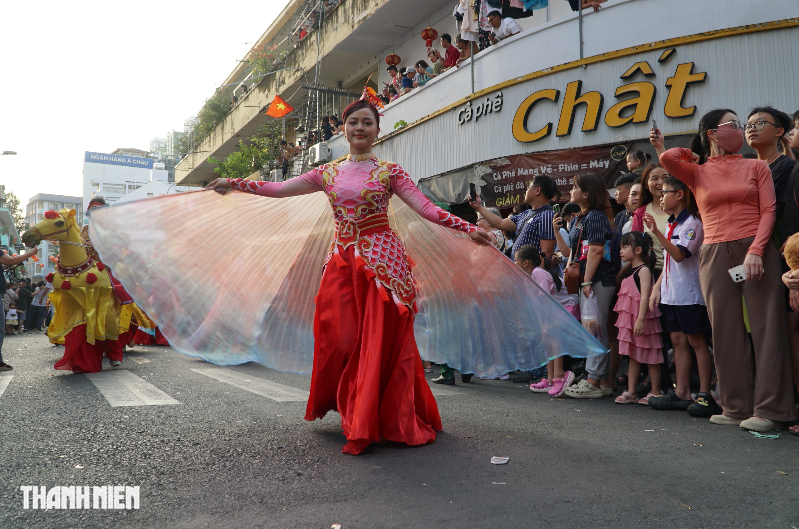 Rằm tháng giêng: ‘Biển người’ chen chân trong lễ diễu hành Tết Nguyên tiêu ở Chợ Lớn - Ảnh 10.