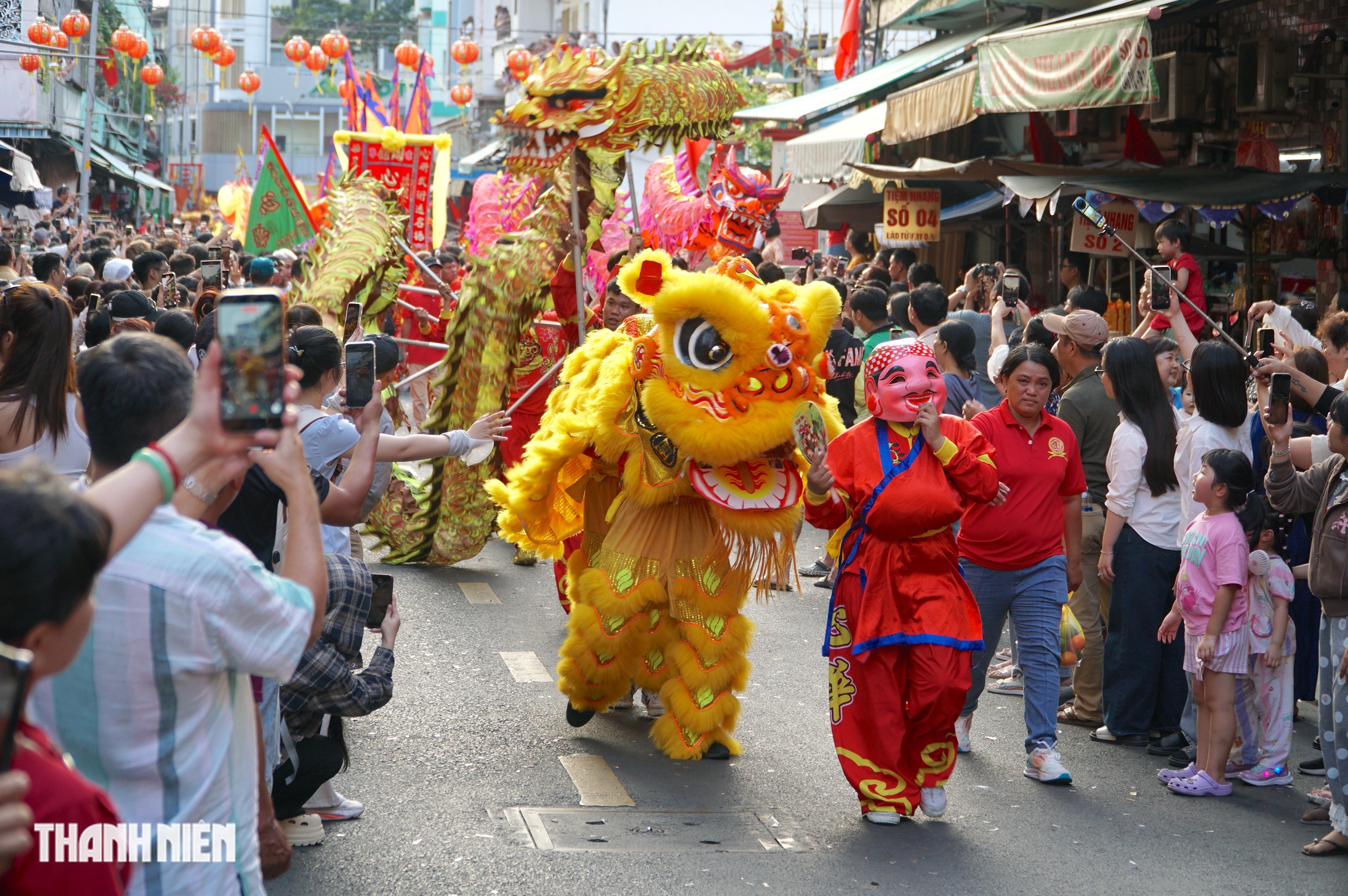 Rằm tháng giêng: ‘Biển người’ chen chân trong lễ diễu hành Tết Nguyên tiêu ở Chợ Lớn - Ảnh 8.