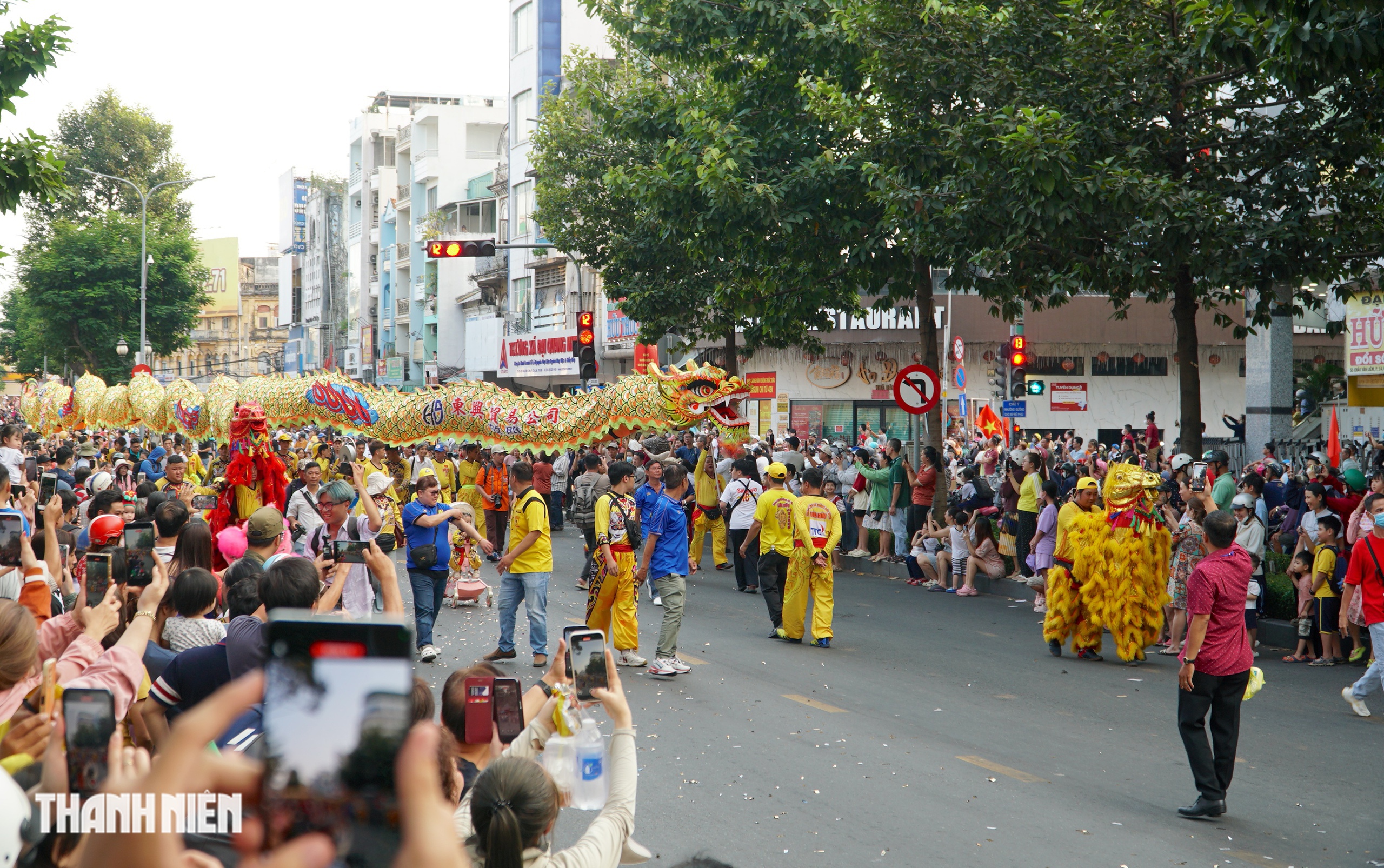 Rằm tháng giêng: ‘Biển người’ chen chân trong lễ diễu hành Tết Nguyên tiêu ở Chợ Lớn - Ảnh 4.