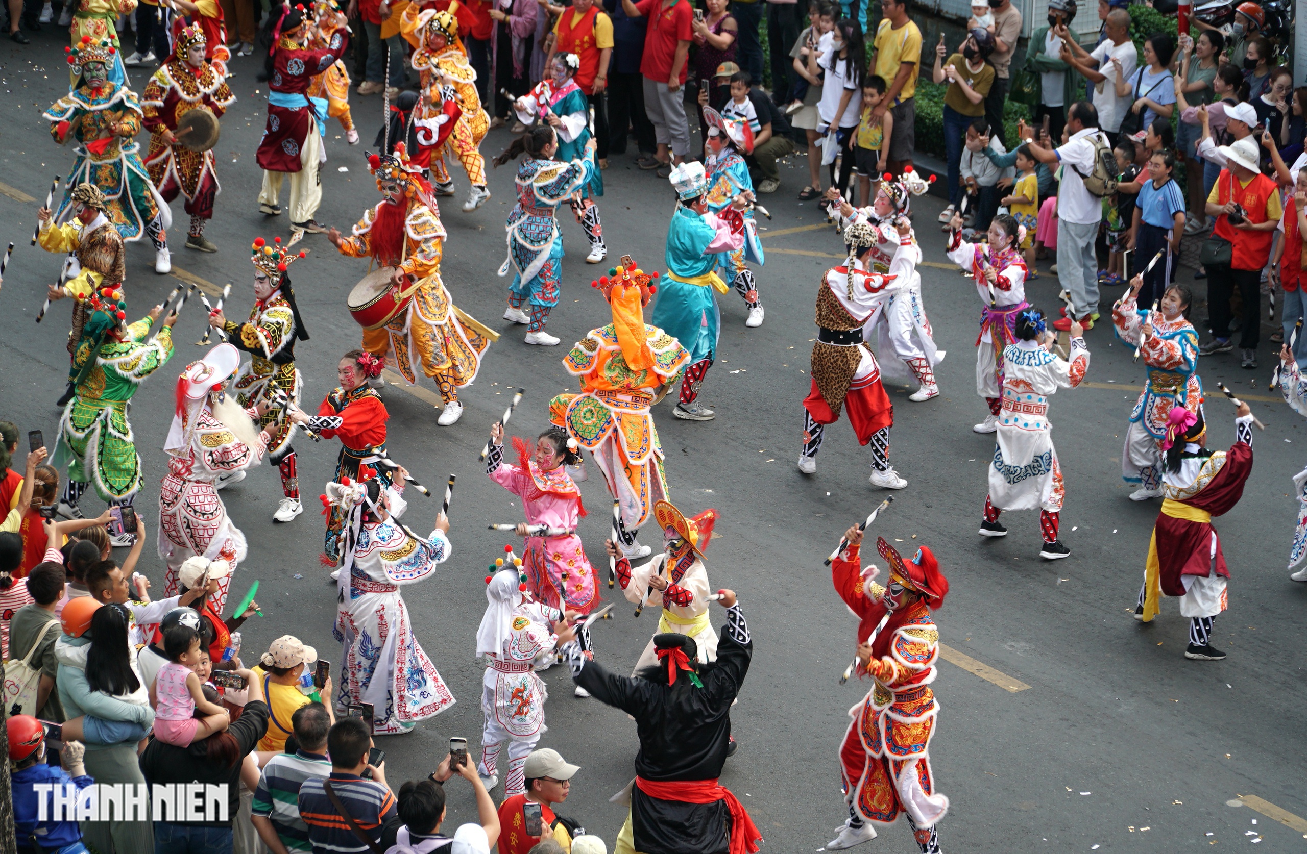 Rằm tháng giêng: ‘Biển người’ chen chân trong lễ diễu hành Tết Nguyên tiêu ở Chợ Lớn - Ảnh 6.
