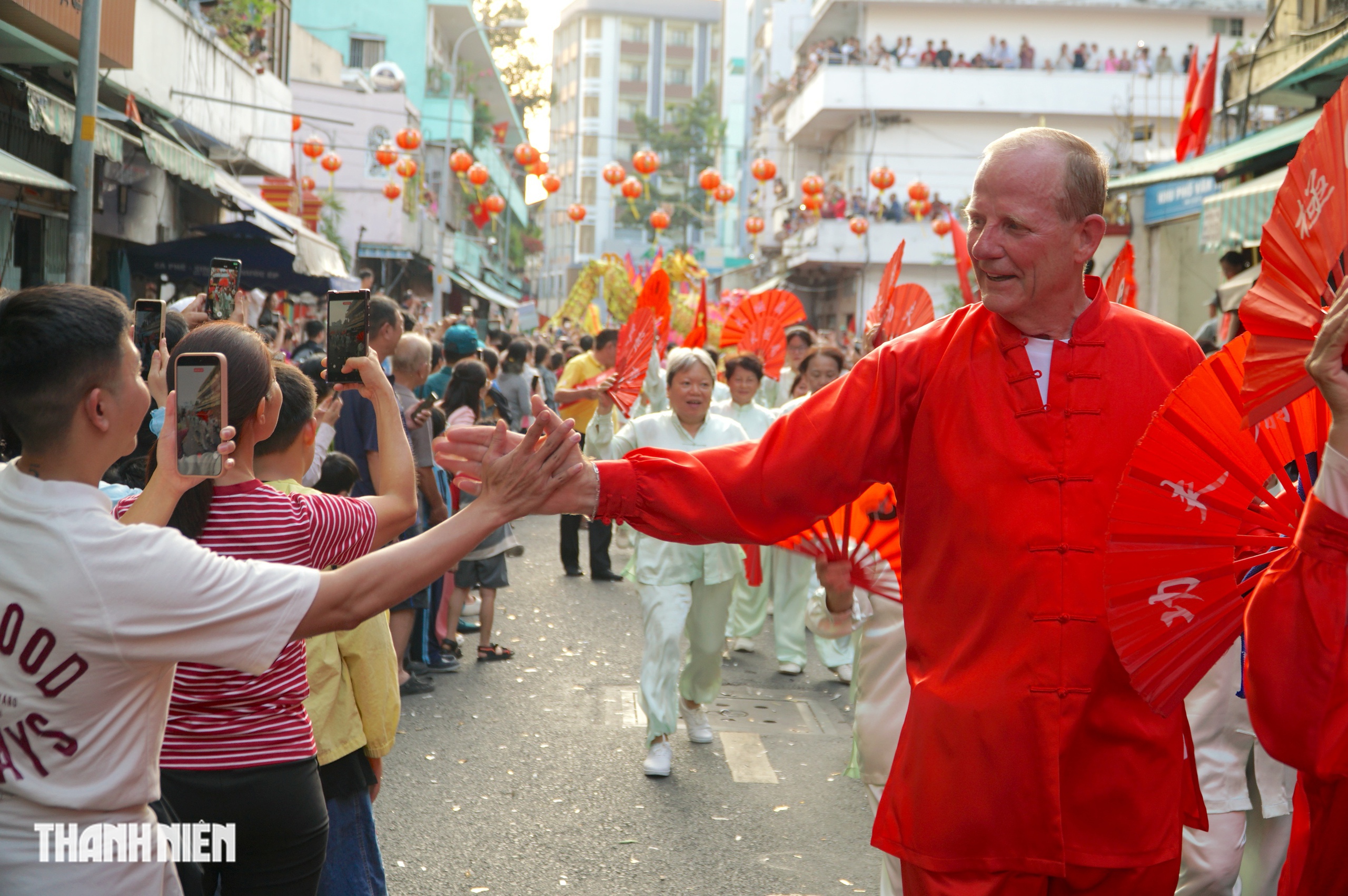 Rằm tháng giêng: ‘Biển người’ chen chân trong lễ diễu hành Tết Nguyên tiêu ở Chợ Lớn - Ảnh 9.