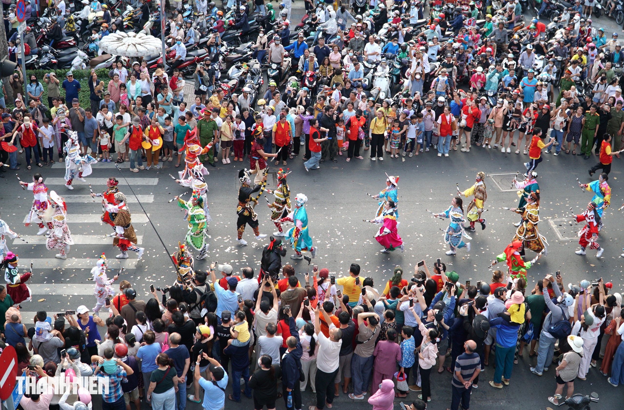 Rằm tháng giêng: ‘Biển người’ chen chân trong lễ diễu hành Tết Nguyên tiêu ở Chợ Lớn - Ảnh 5.