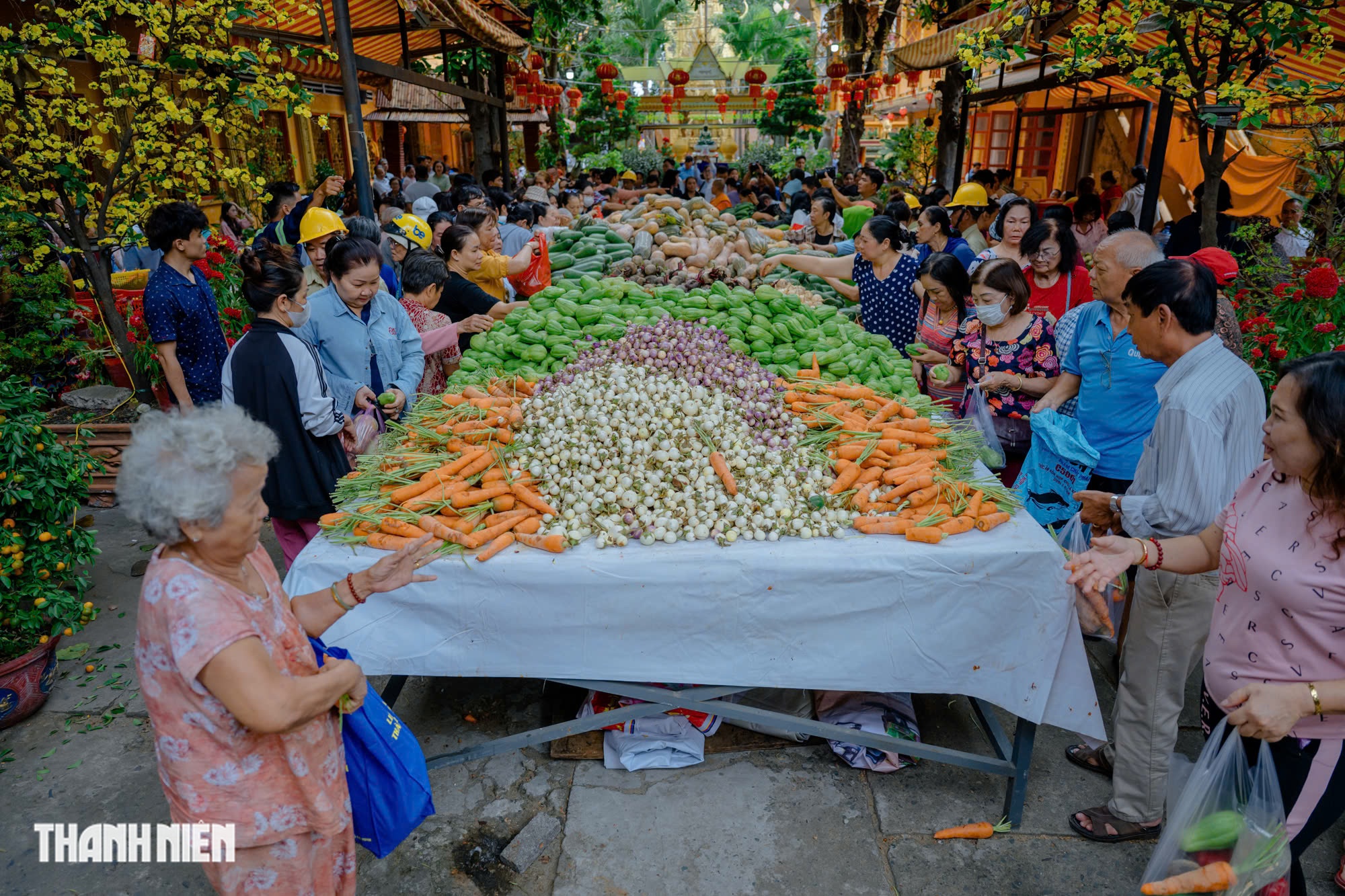 Rằm tháng giêng: Người dân TP.HCM đi siêu thị rau củ quả 0 đồng tại chùa - Ảnh 2.