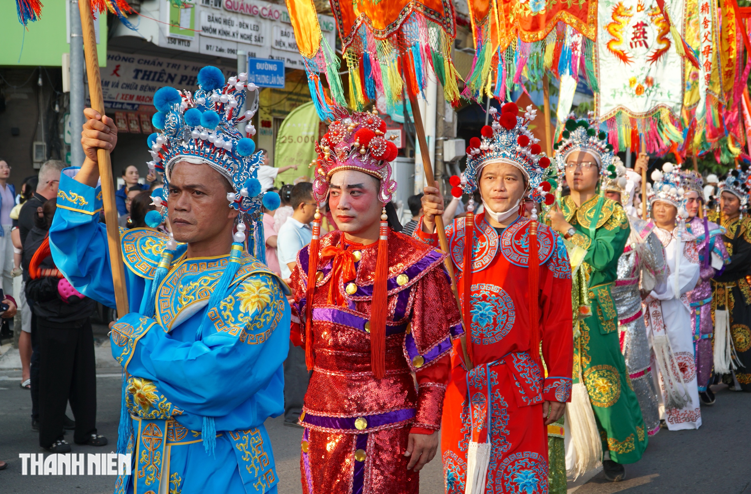 Rằm tháng giêng: ‘Biển người’ chen chân trong lễ diễu hành Tết Nguyên tiêu ở Chợ Lớn - Ảnh 1.