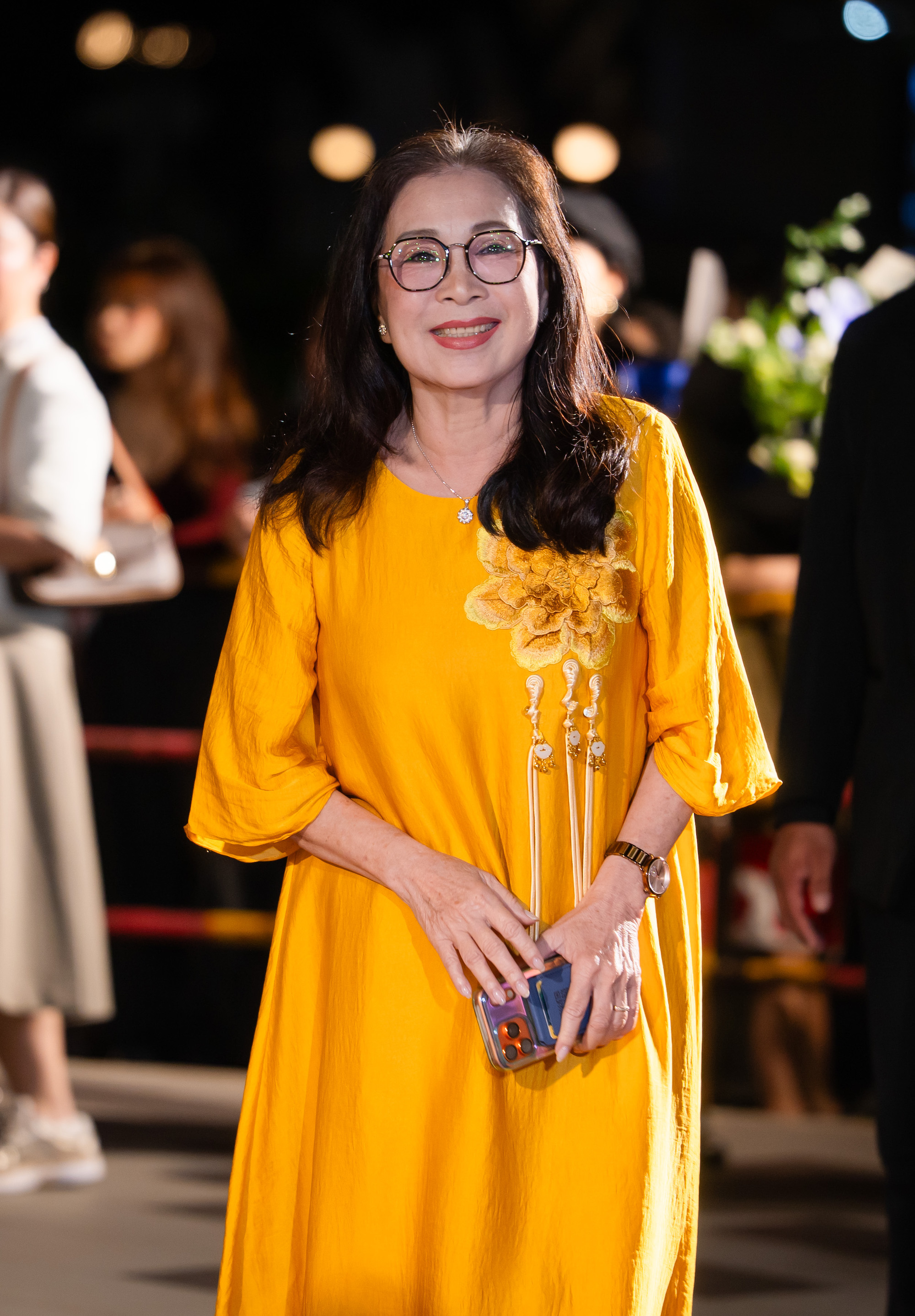 Trương Quỳnh Anh, Uyển &Acirc;n gợi cảm đến mừng Mỹ T&acirc;m 'đ&oacute;n tin vui' - Ảnh 2.