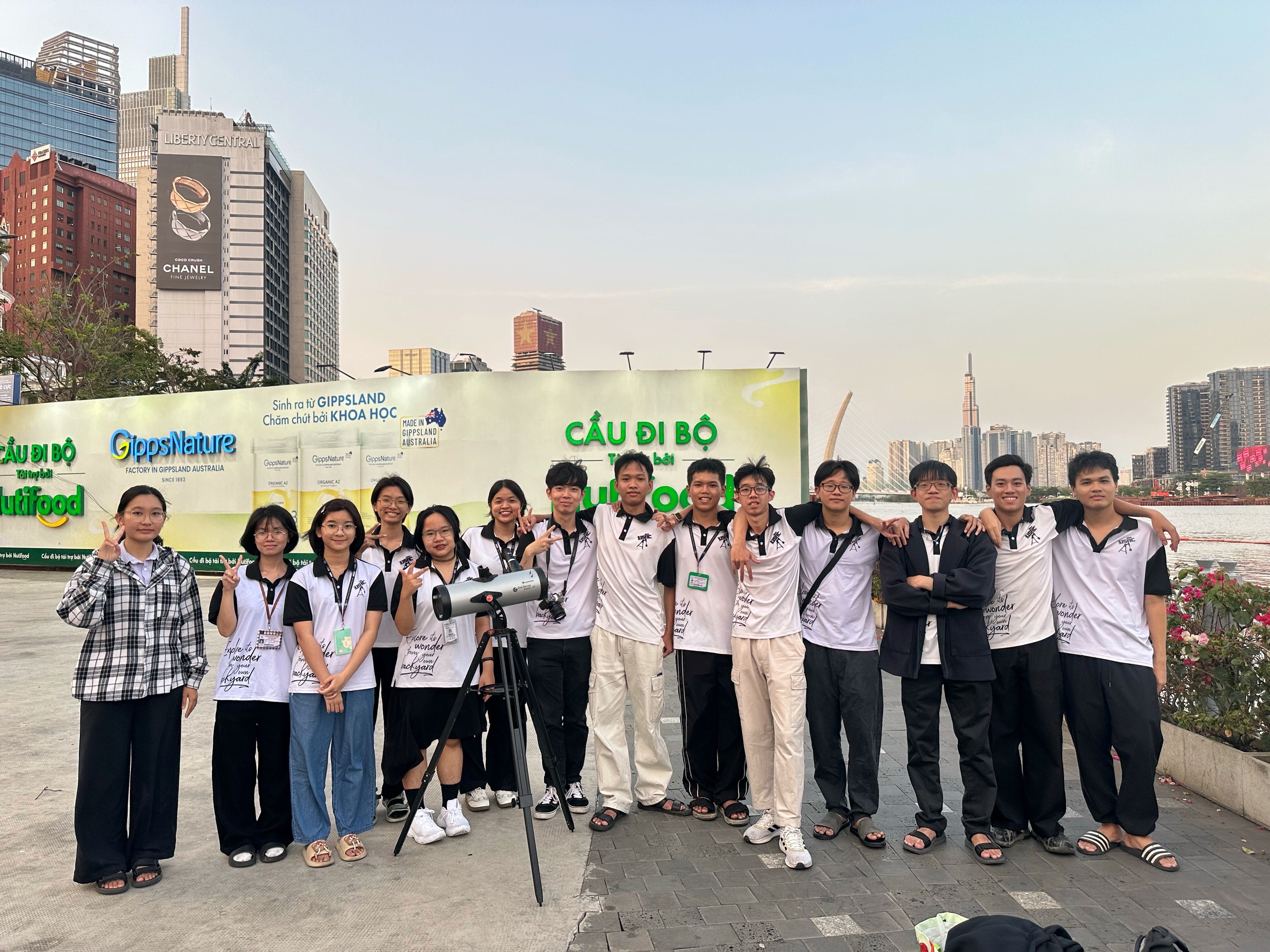 Trăng máu xuất hiện, người dân TP.HCM đổ về bến Bạch Đằng xem nguyệt thực toàn phần - Ảnh 7.