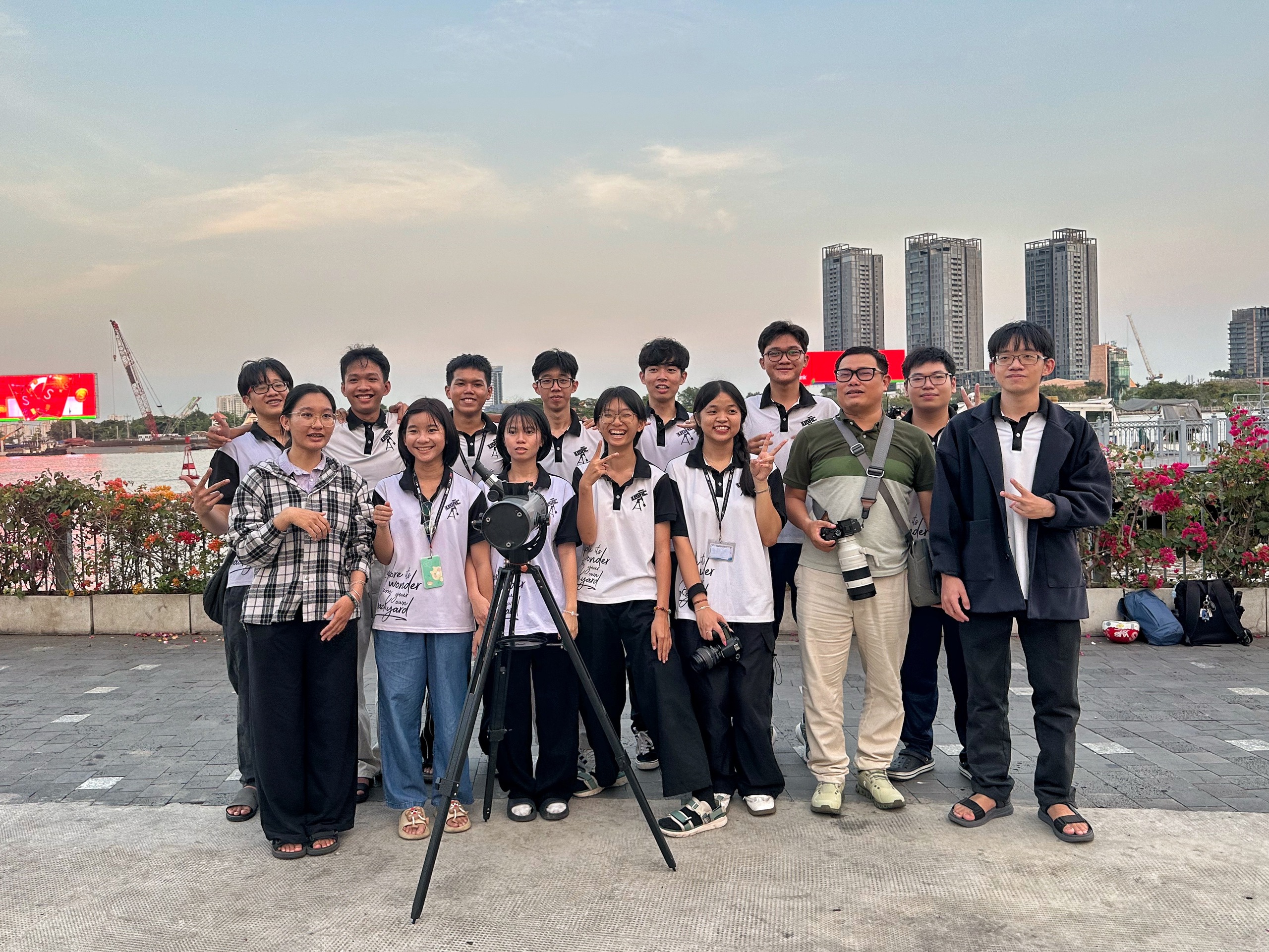 Trăng máu xuất hiện, người dân TP.HCM đổ về bến Bạch Đằng xem nguyệt thực toàn phần - Ảnh 8.