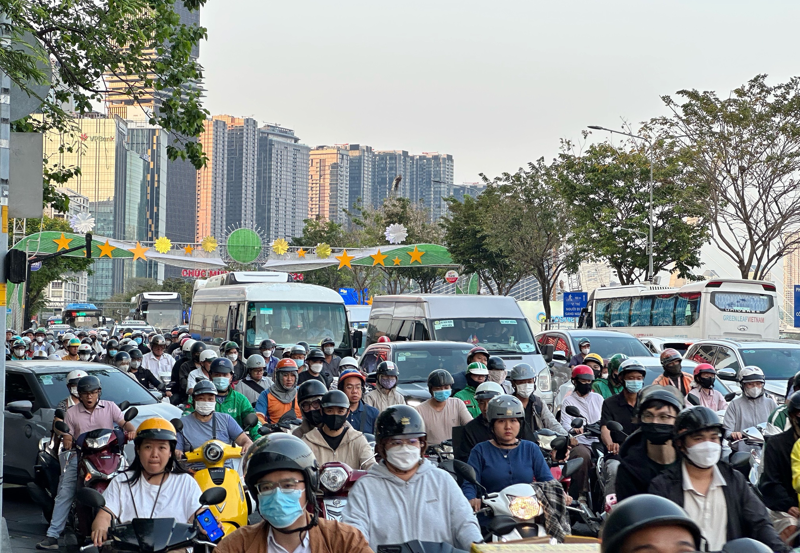 Trăng máu xuất hiện, người dân TP.HCM đổ về bến Bạch Đằng xem nguyệt thực toàn phần - Ảnh 6.