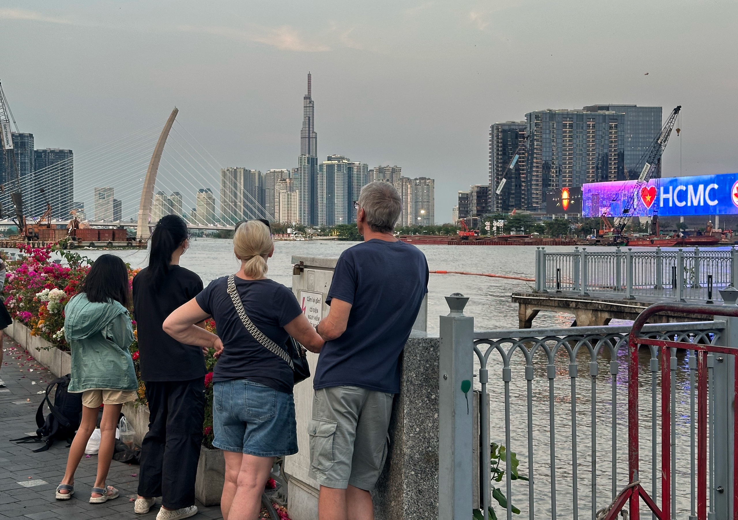 Trăng máu xuất hiện, người dân TP.HCM đổ về bến Bạch Đằng xem nguyệt thực toàn phần - Ảnh 10.