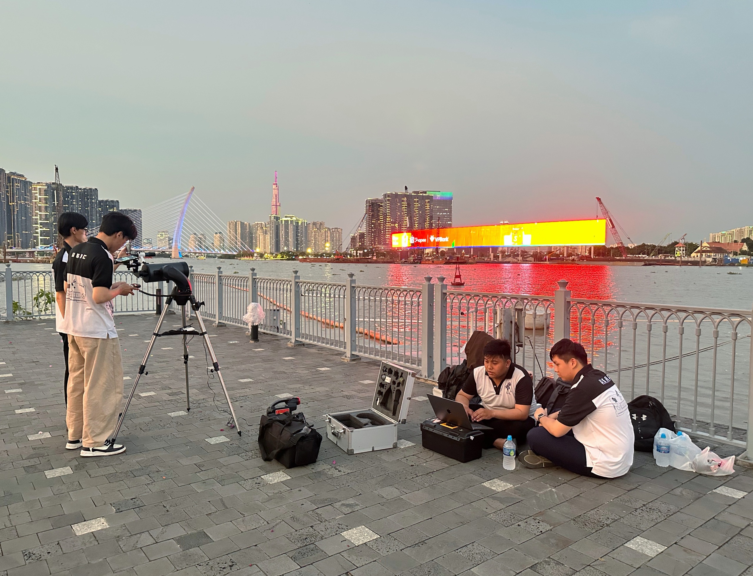 Trăng máu xuất hiện, người dân TP.HCM đổ về bến Bạch Đằng xem nguyệt thực toàn phần - Ảnh 11.