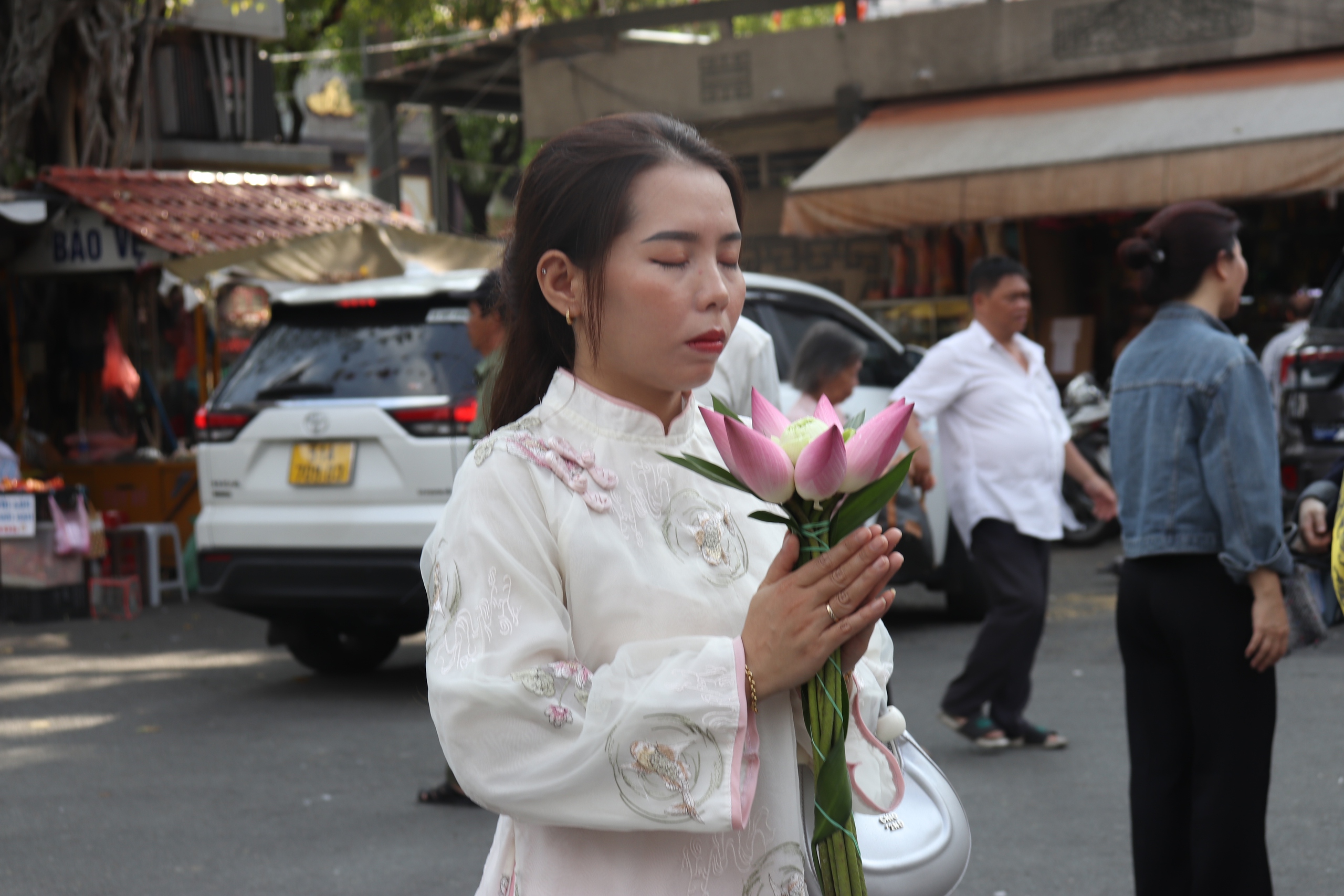 Người dân cầu bình an ngày Rằm tháng Giêng năm Bính Ngọ- Ảnh 1. Người dân cầu bình an ngày Rằm tháng Giêng năm Bính Ngọ- Ảnh 1.