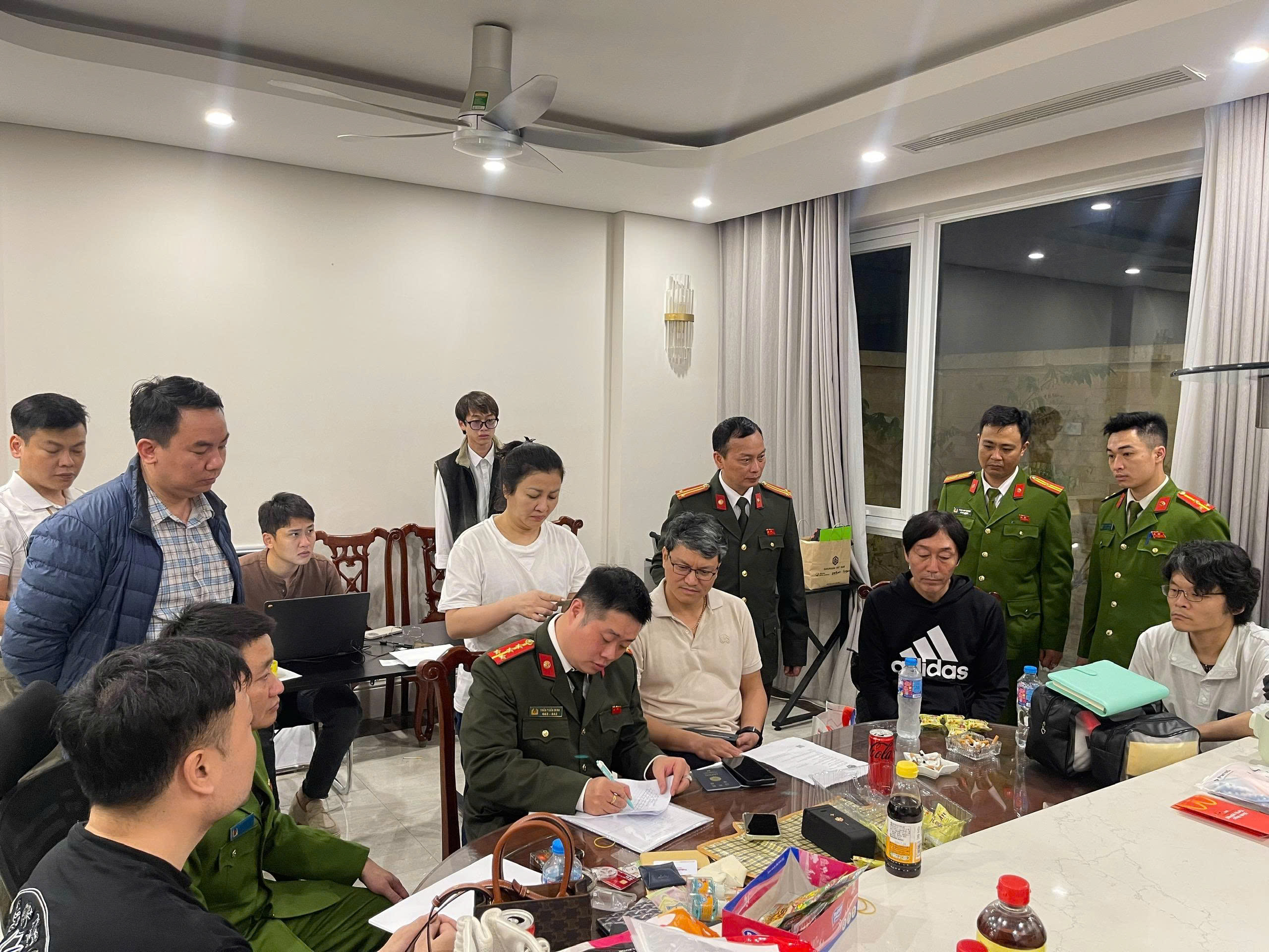 Công an Hà Nội bắt 7 người nước ngoài giả cảnh sát Nhật Bản lừa 11 tỉ- Ảnh 2. Công an Hà Nội bắt 7 người nước ngoài giả cảnh sát Nhật Bản lừa 11 tỉ- Ảnh 2.