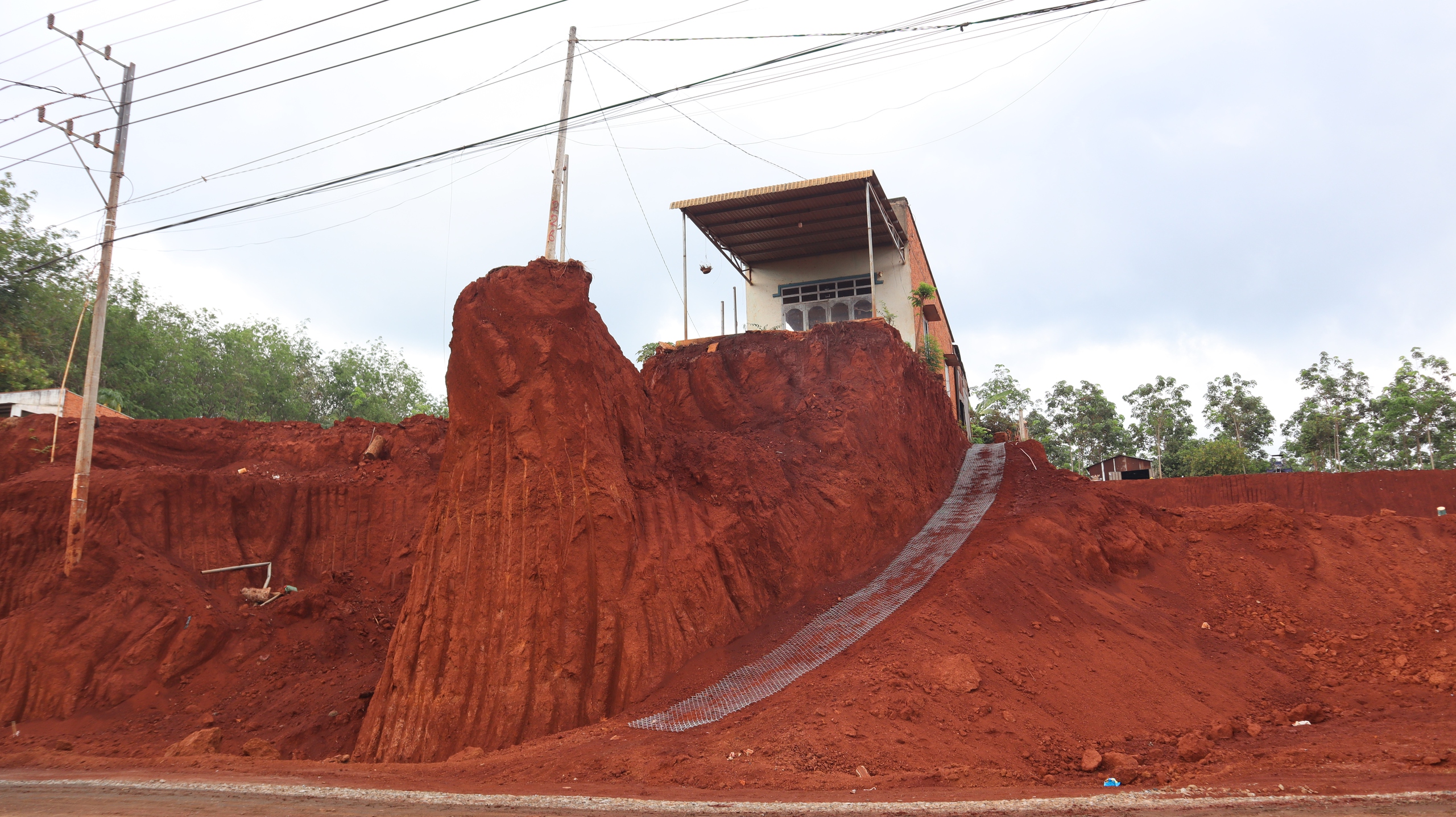 Hạ cốt nền đường, nhà dân chênh vênh bên mép vực sâu: Trách nhiệm thuộc về ai? - Ảnh 3.