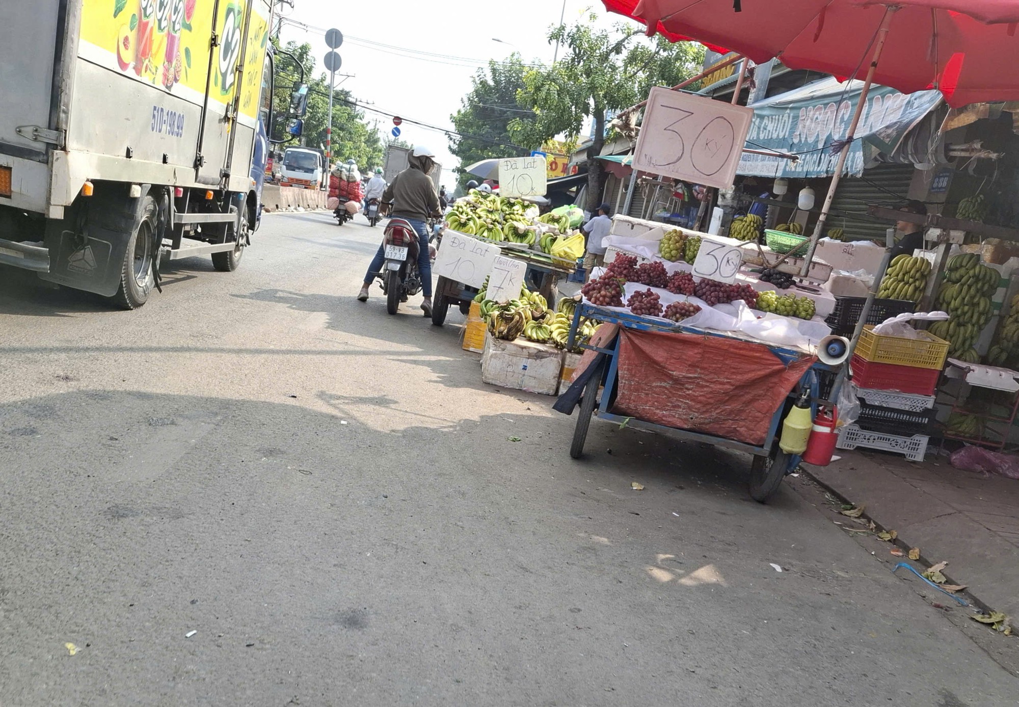 Buôn bán tràn lan, lấn chiếm vỉa hè, lòng đường- Ảnh 1. Buôn bán tràn lan, lấn chiếm vỉa hè, lòng đường- Ảnh 1.