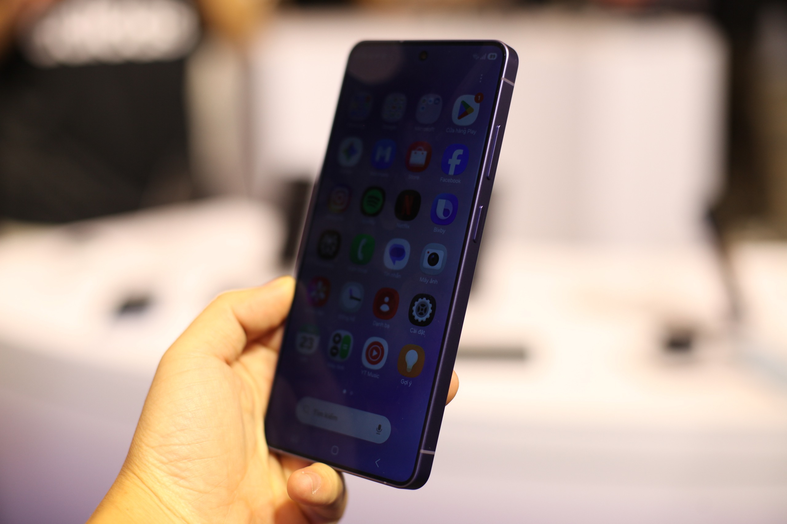 Màn hình chống nhìn trộm của Samsung không chỉ dành cho người nhiều bí mật - Ảnh 1.